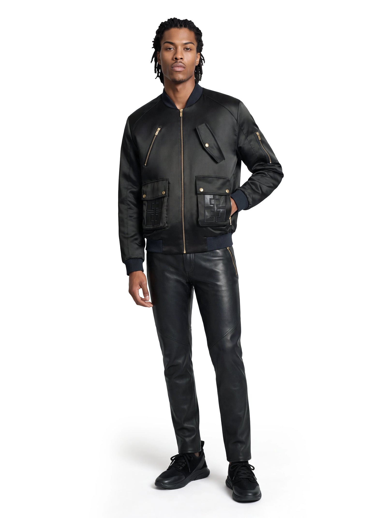 Luxus Designer Lederhose für Herren in Schwarz mit schmaler Passform und goldfarbenem Reißverschluss als seitliche Eingriffstasche.