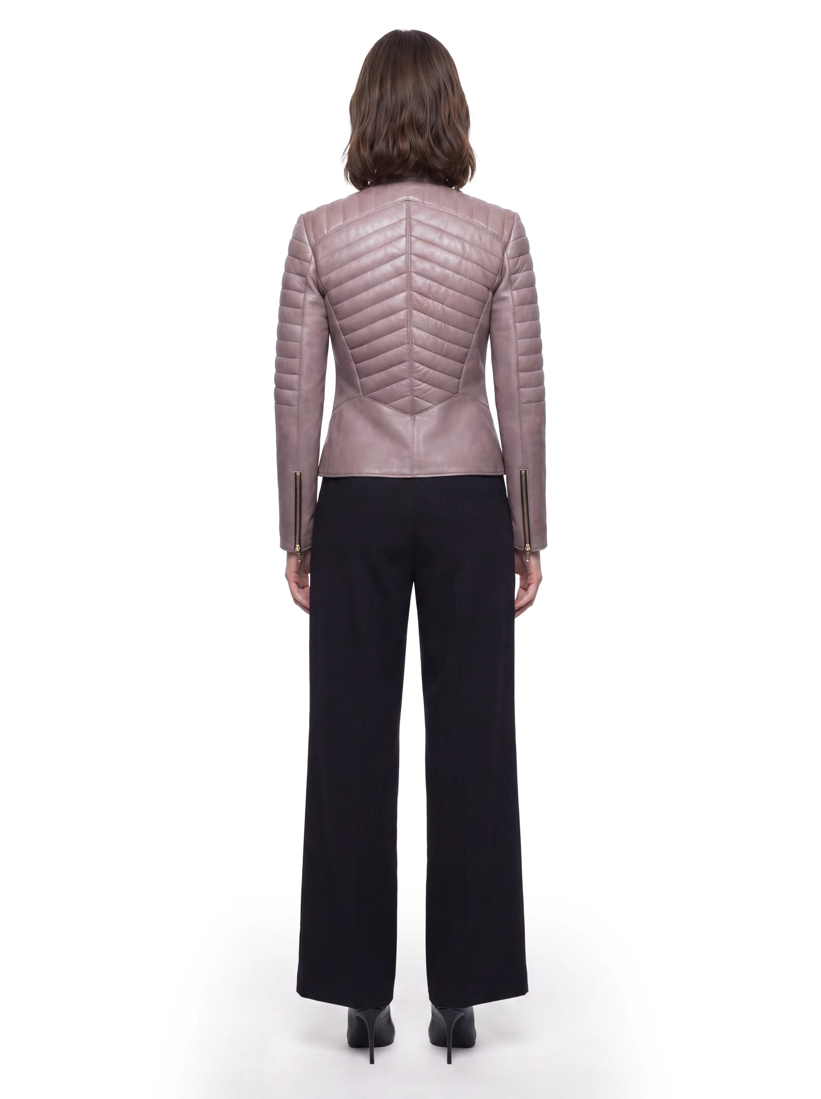 Luxus Designer Lederjacke in Mauve mit figurbetonter Rückenpartie, geometrischer Steppung und präzise ausgearbeiteten Lederdetails an Rücken, Schultern und Ärmeln.