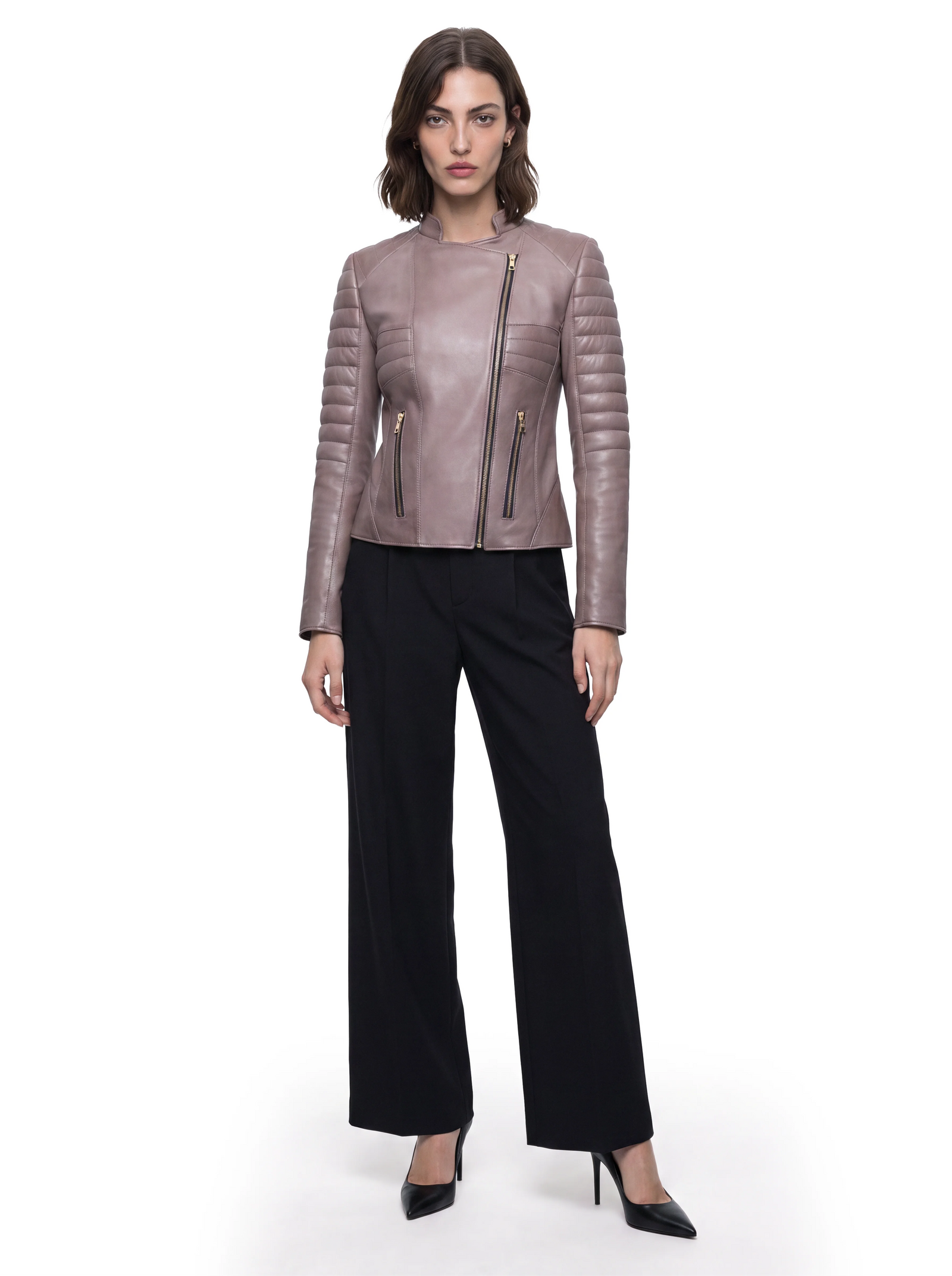 Luxus Designer Lederjacke in zartem Mauve mit figurbetonter Silhouette, asymmetrischem Reißverschluss, goldfarbenen Details und markanten Steppungen an Ärmeln und Brustpartie.