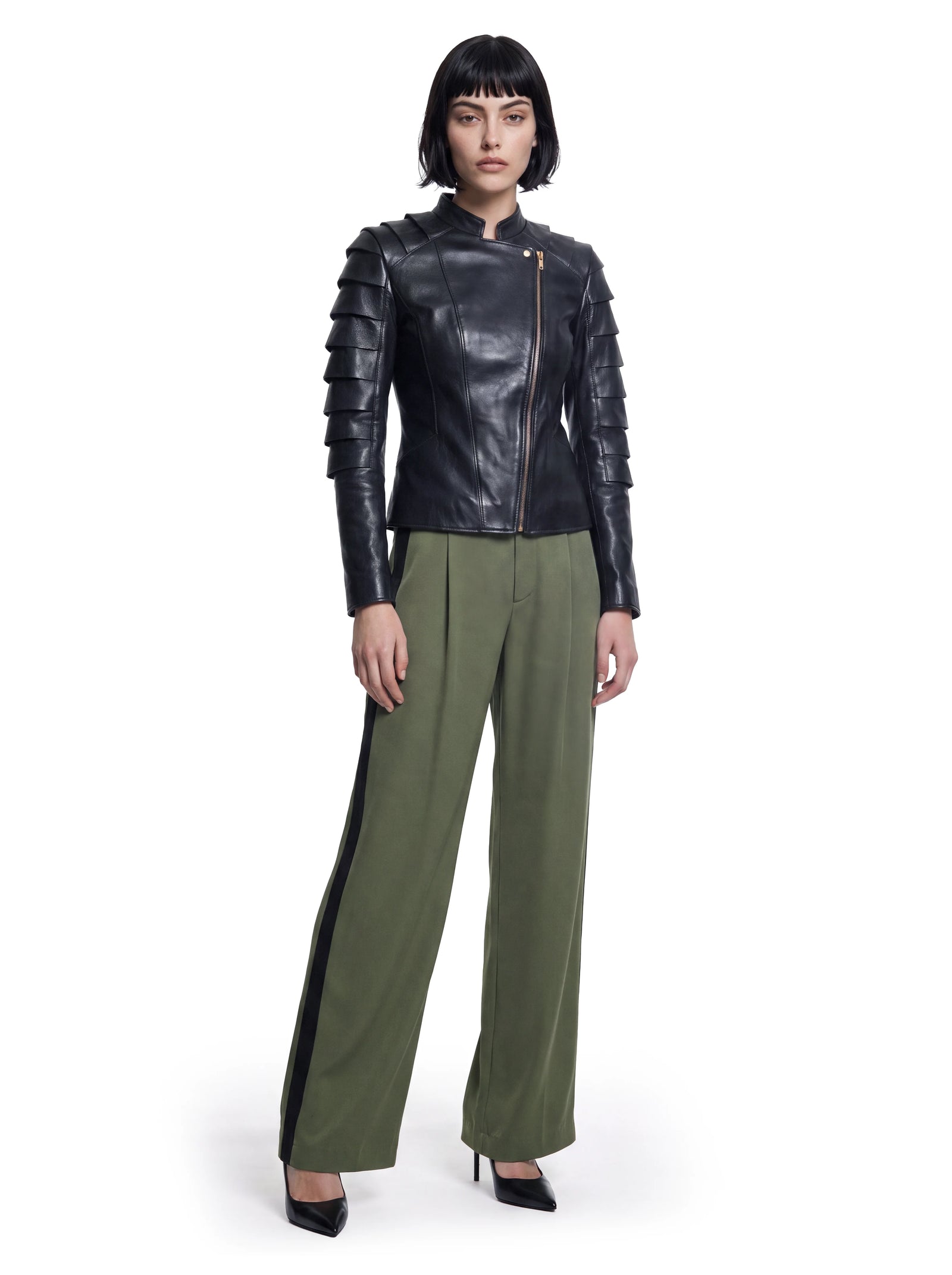 Schwarze Luxus Designer Lederjacke mit körpernaher Silhouette, asymmetrischem Reißverschluss und markanten, mehrlagigen Lederdetails an Schultern und Ärmeln.