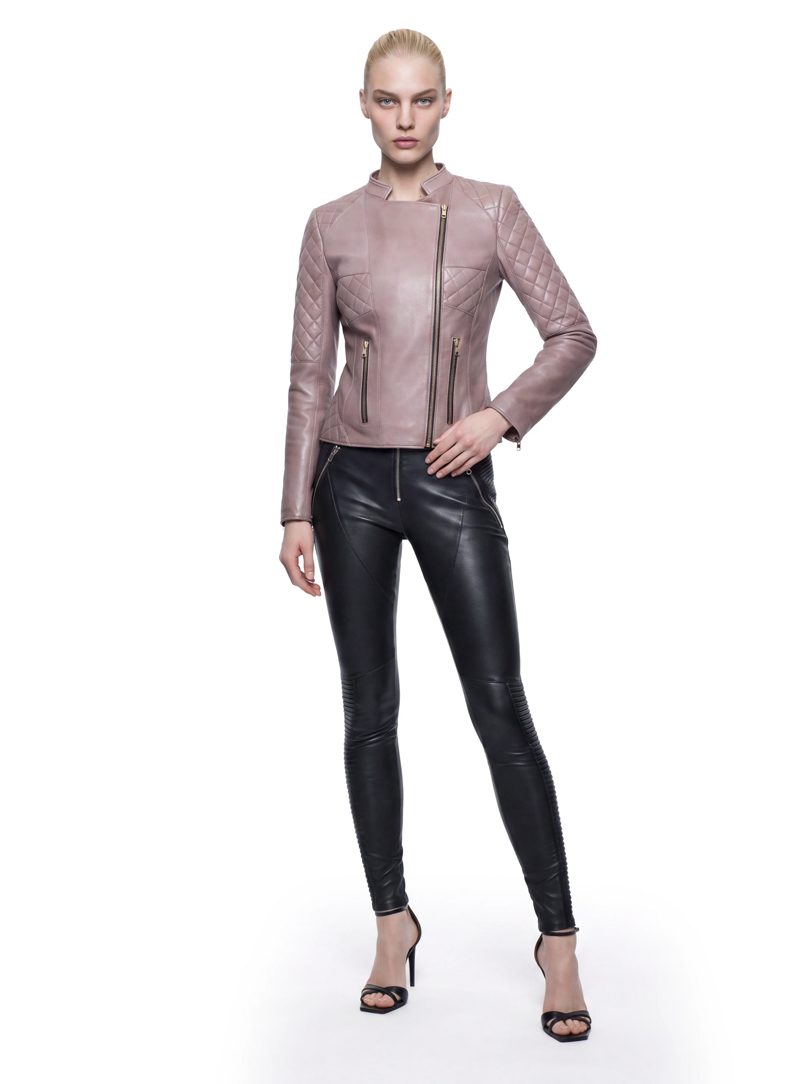 Roséfarbene Luxus Designer Lederjacke mit körpernaher, taillierter Passform und asymmetrischem Reißverschluss. Rautenförmige Steppungen an Schultern, Ärmeln und Brustpartie sowie goldfarbene Reißverschlüsse setzen charakteristische Akzente.