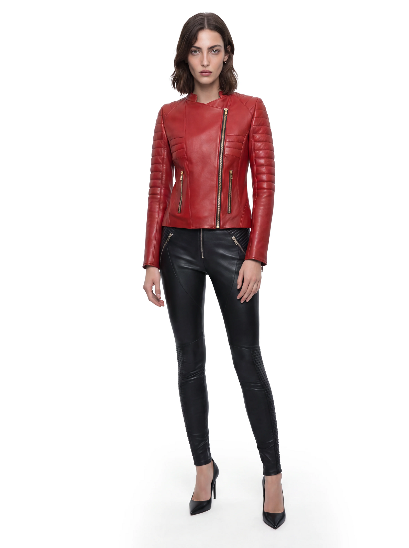 Rote Luxus Designer Lederjacke mit figurbetonter Silhouette, asymmetrischem Frontreißverschluss, goldfarbenen Details und markanten Steppungen an Schultern, Ärmeln und Brustpartie.