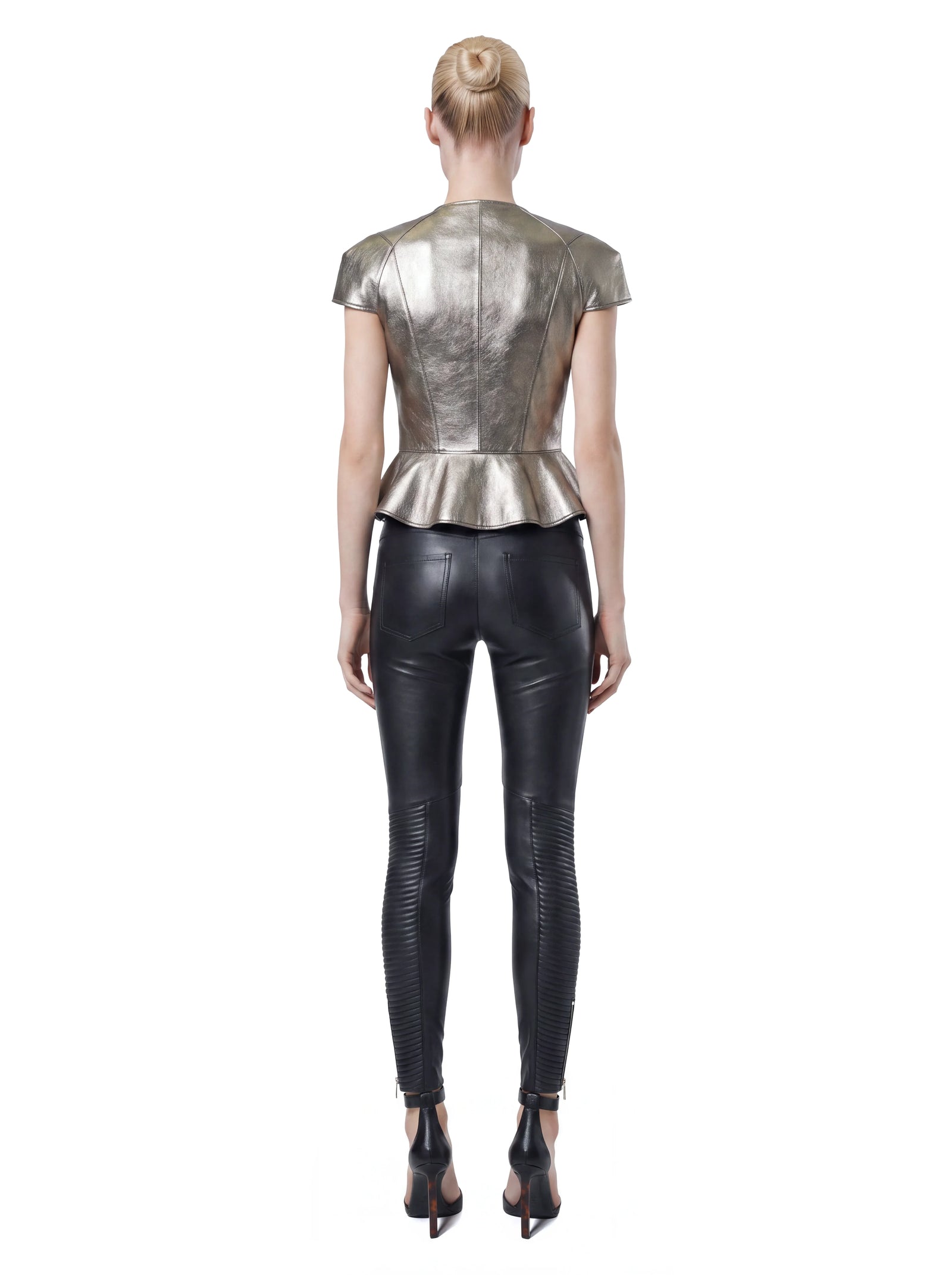 Metallic-goldene Luxus Designer Lederjacke mit eleganter, taillierter Rückenpartie, kurzen Ärmeln und schwungvollem Schößchen für eine feminine Silhouette.