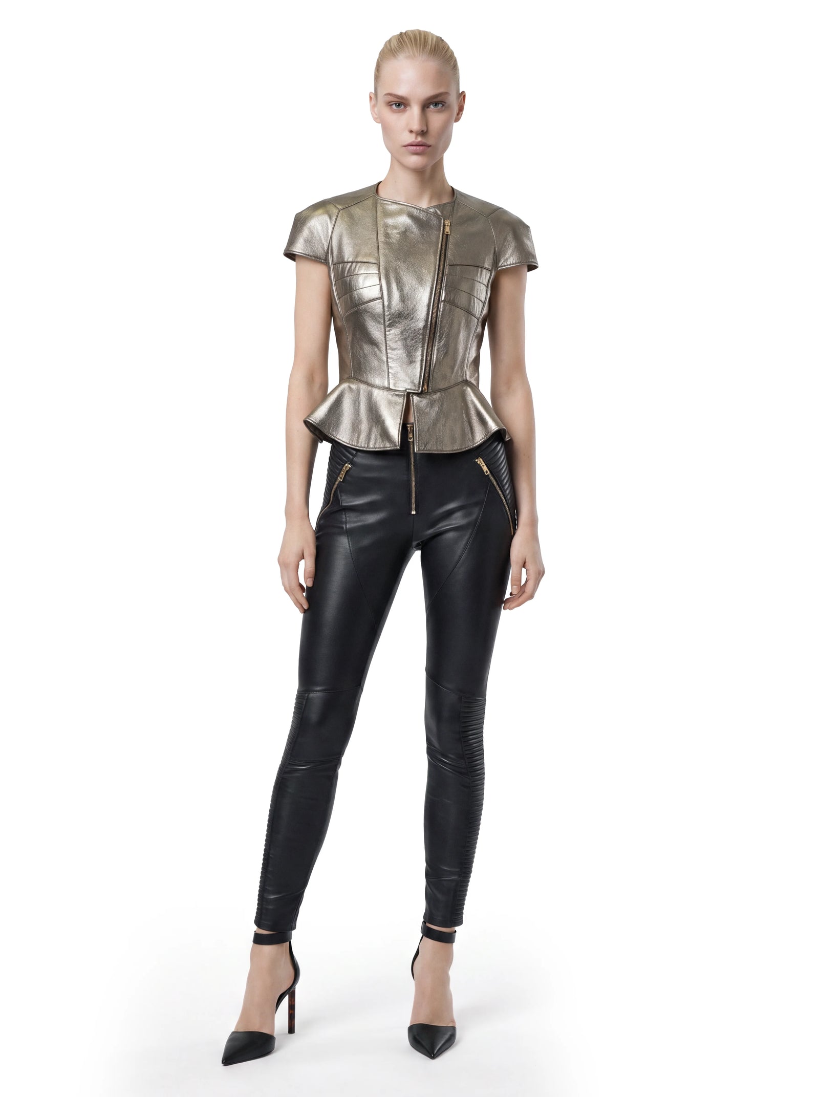 Luxus Designer Lederjacke in Metallic-Gold mit kurzen Ärmeln, körpernaher Passform, asymmetrischem Reißverschluss und feminin ausgestelltem Schößchen.

