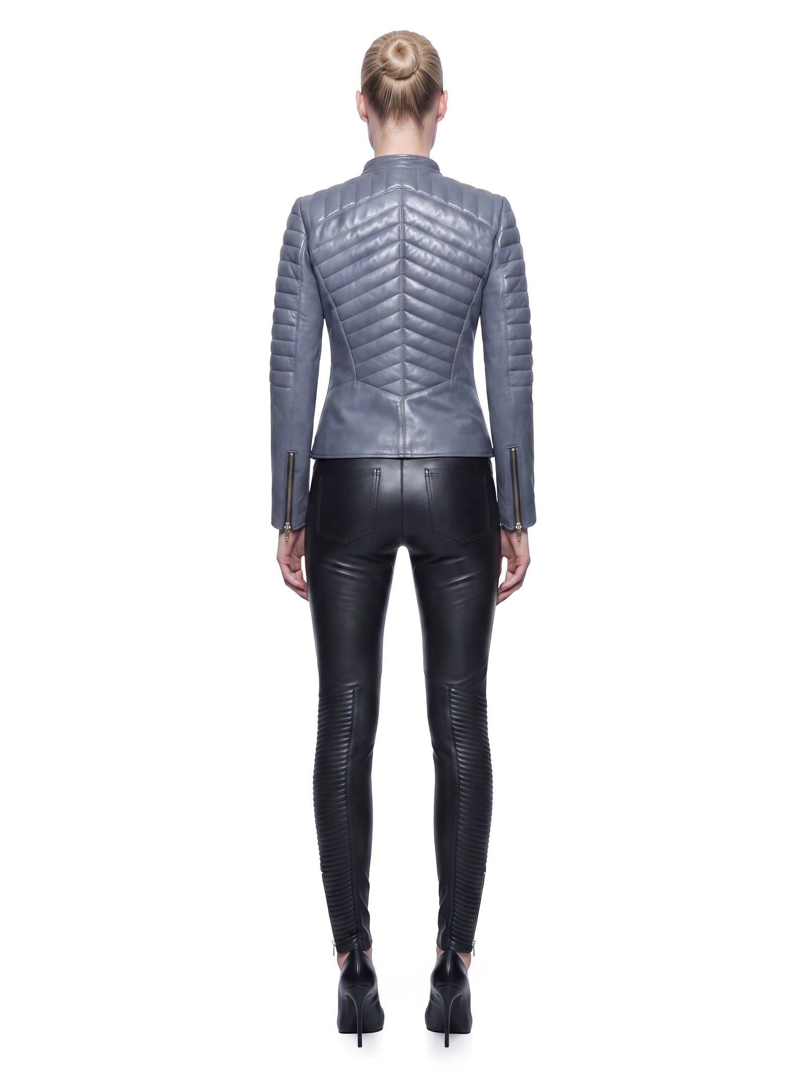 Graue Luxus Designer Lederjacke mit taillierter Rückenpartie und markanter, V-förmig verlaufender Steppung, die sich über Rücken, Schultern und Ärmel fortsetzt.