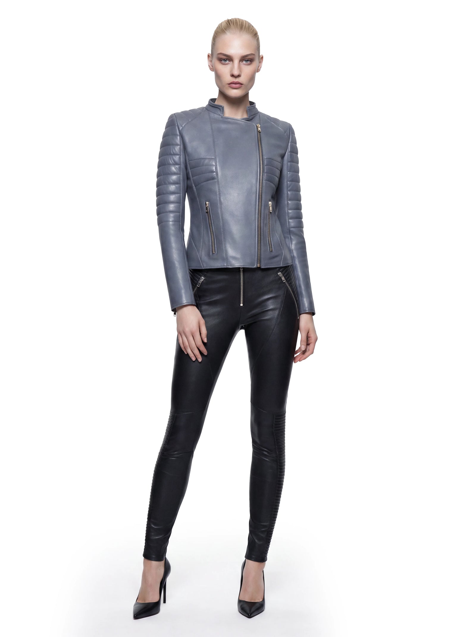 Graue Luxus Designer Lederjacke mit körpernaher Passform, asymmetrischem Reißverschluss, goldfarbenen Details und markanten Steppungen an Ärmeln und Brustpartie.