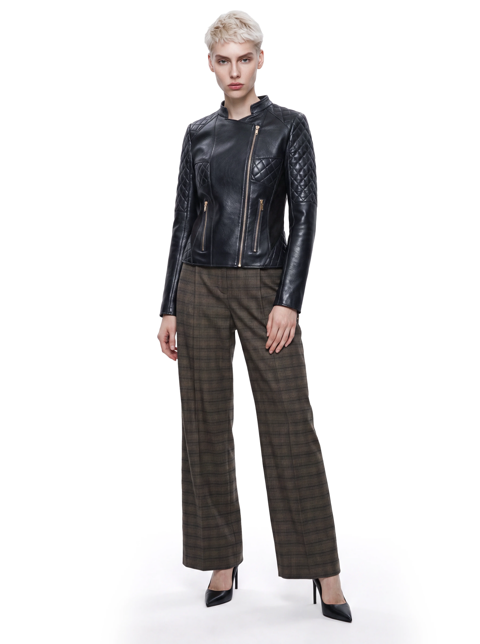 Schwarze Luxus Designer Lederjacke mit körpernaher, taillierter Silhouette und asymmetrischem Reißverschluss. Rautenförmige Steppungen an Schultern, Ärmeln und Brustpartie sowie goldfarbene Reißverschlüsse verleihen dem Design markante Akzente.
