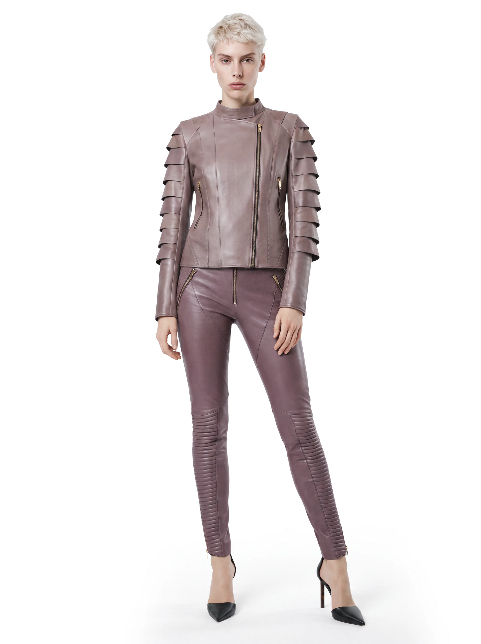 Luxus Designer Lederjacke in Mauve mit taillierter Silhouette, asymmetrischem Reißverschluss und markanten, stufenförmigen Lederapplikationen entlang der Schultern und Ärmel.