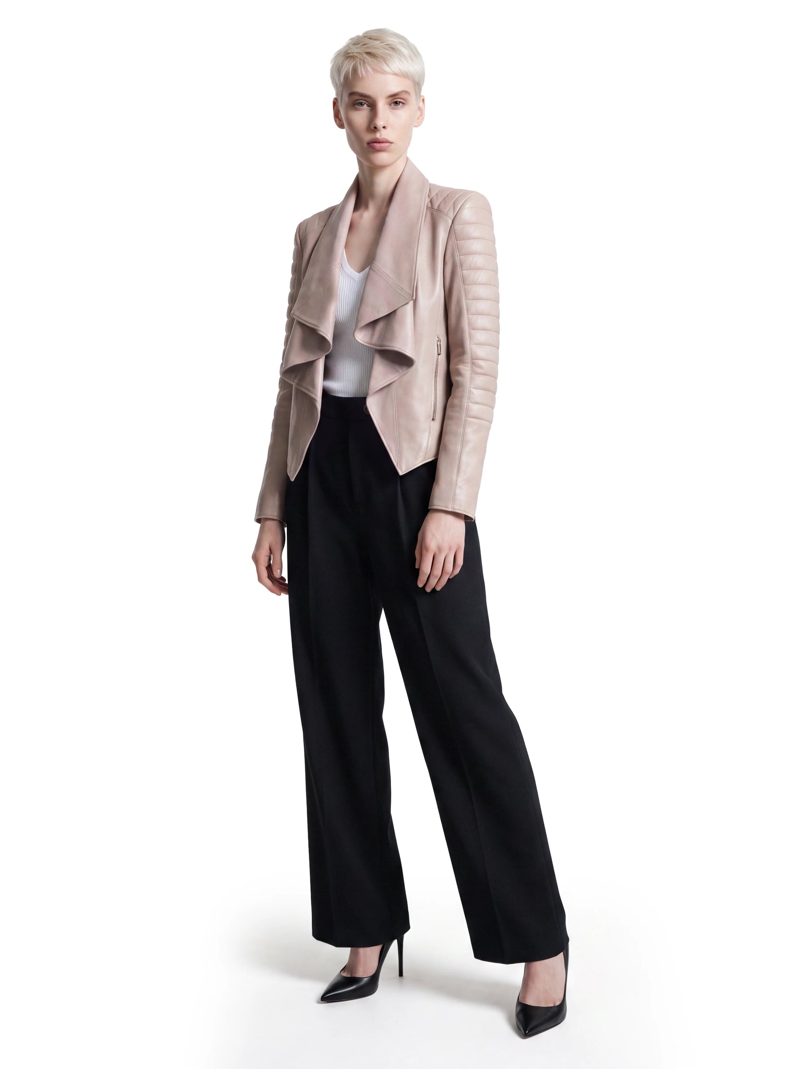 Beige Luxus Designer Lederjacke mit fließendem, kaskadenartig gearbeitetem Revers und markanten Steppdetails an Schultern und Ärmeln. Die taillierte Passform und seitlichen Reißverschlusstaschen verleihen dem femininen Design eine moderne, charakteristische Silhouette.