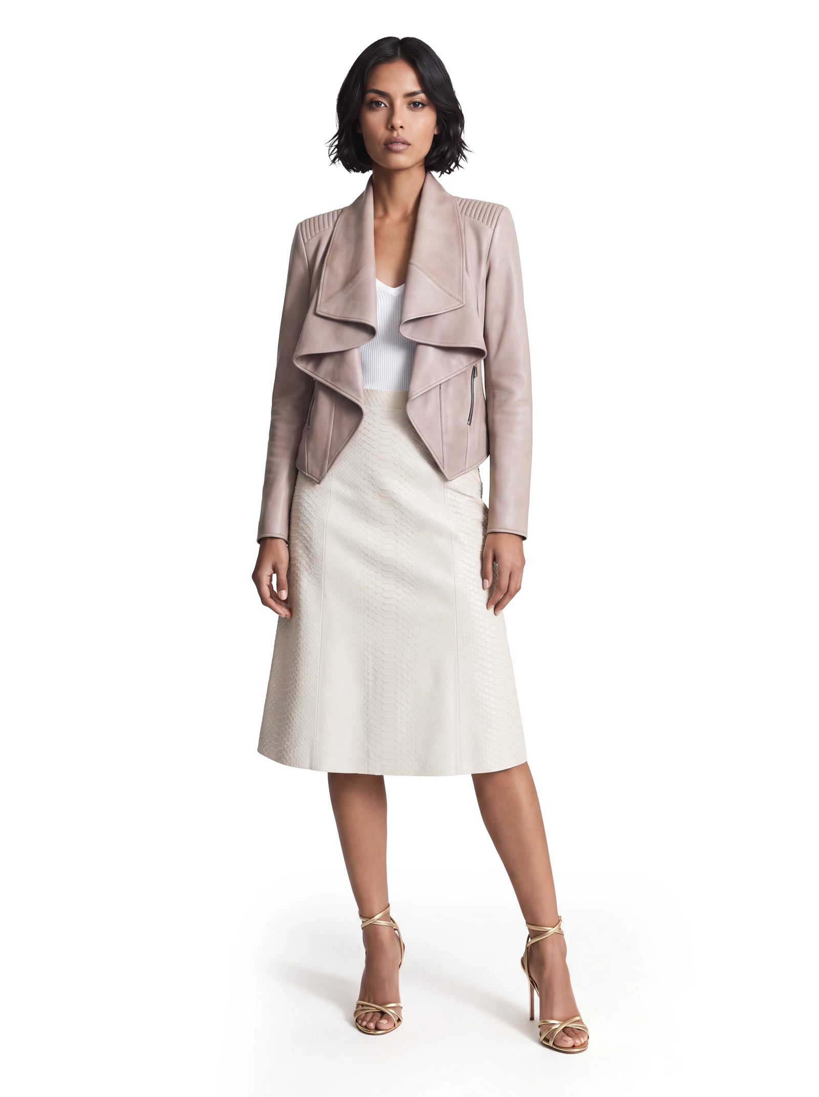 Beige Luxus Designer Lederjacke mit weich fallendem, mehrlagigem Revers und körpernaher Silhouette. Gesteppte Schulterdetails und seitliche Reißverschlusstaschen setzen markante Akzente und verleihen dem femininen Design eine moderne, elegante Note.