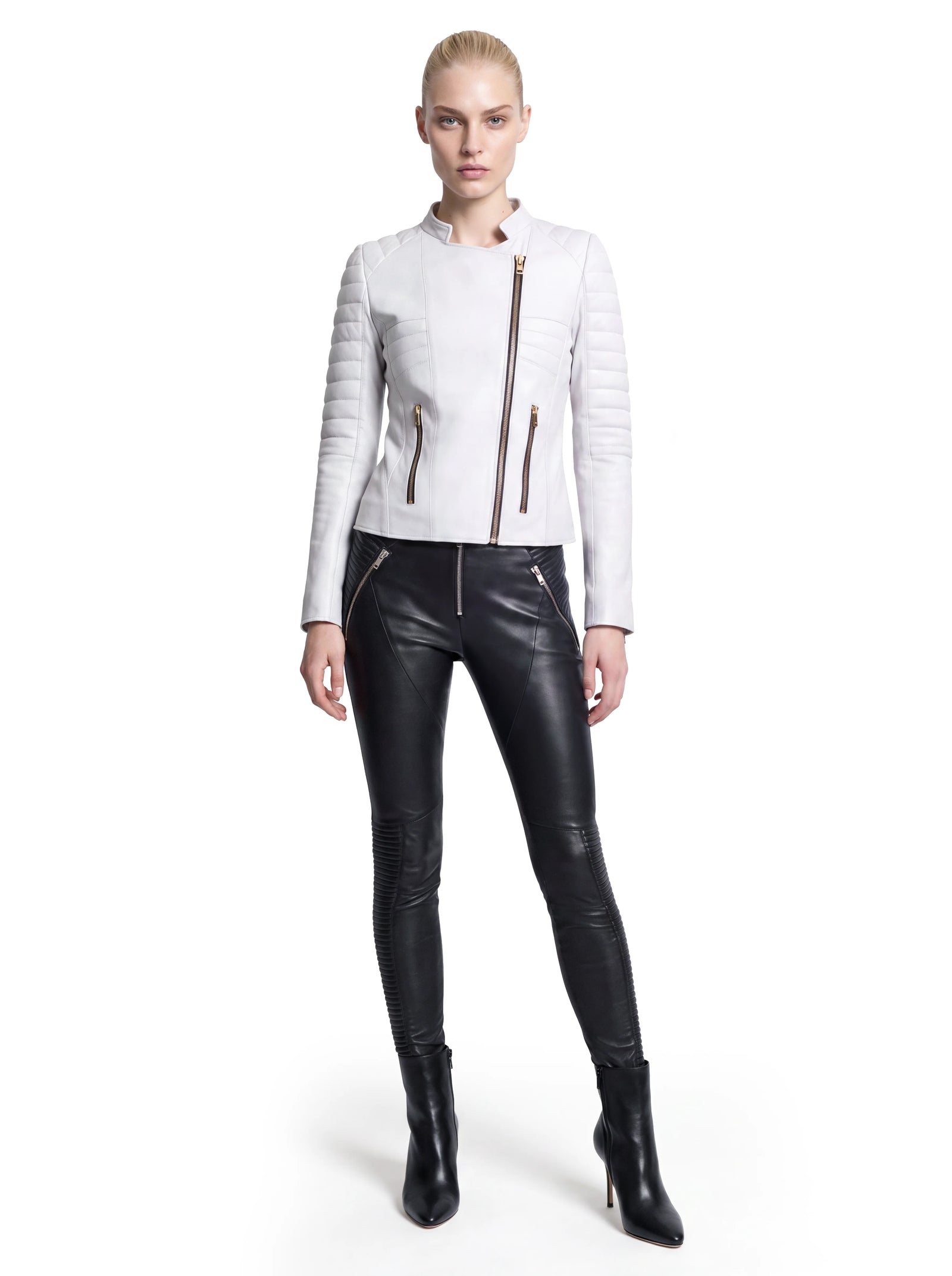 Weiße Luxus Designer Lederjacke im modernen Biker-Stil mit körpernaher Silhouette, asymmetrischem Frontreißverschluss, goldfarbenen Details und markanten Steppungen an Schultern und Ärmeln.