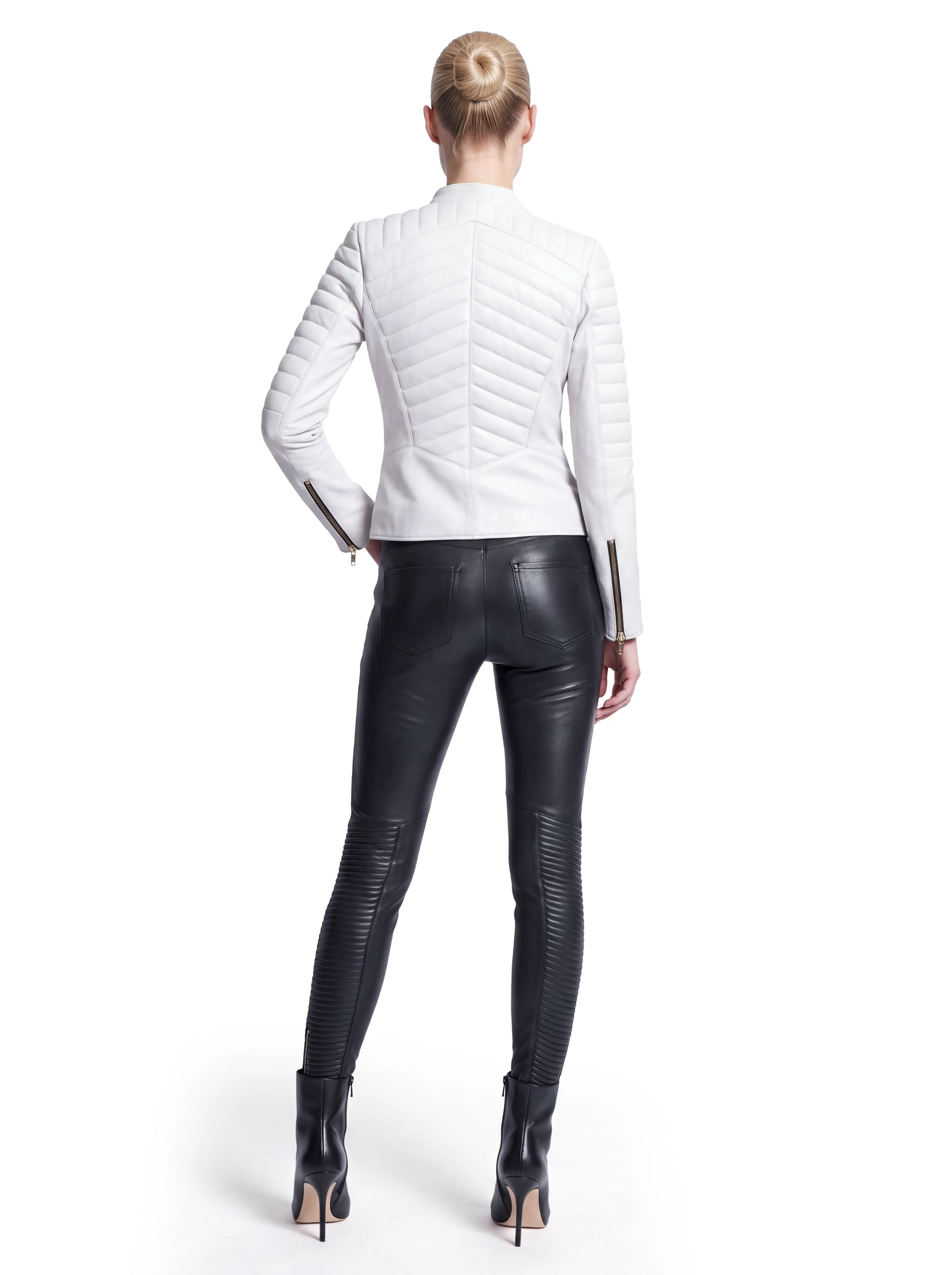 Weiße Luxus Designer Lederjacke in der Rückansicht mit figurbetonter Silhouette und geometrisch angeordneten Steppdetails an Rücken, Schultern und Ärmeln.