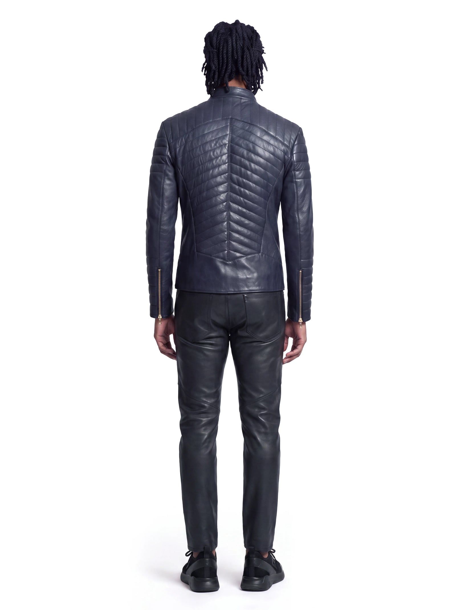Dunkelblaue Luxus Designer Herrenjacke aus feinem Lammleder mit markanter geometrischer Steppung auf der Rückenpartie und goldfarbenen Reißverschlussdetails an den Ärmeln.