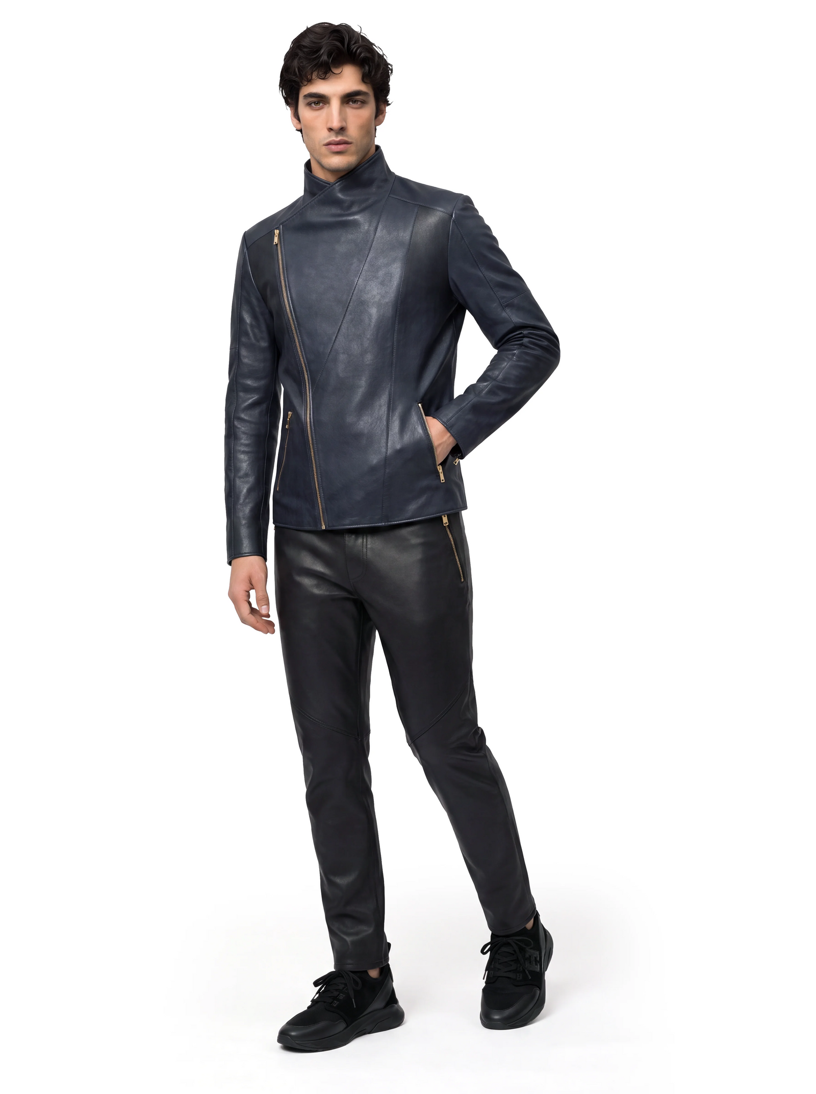 Dunkelblaue Luxus Designer Lederjacke für Herren mit markantem Stehkragen und asymmetrisch verlaufendem Reißverschluss. Die körpernahe Silhouette wird durch präzise Teilungsnähte, seitliche Reißverschlusstaschen und goldfarbene Metallakzente unterstrichen.