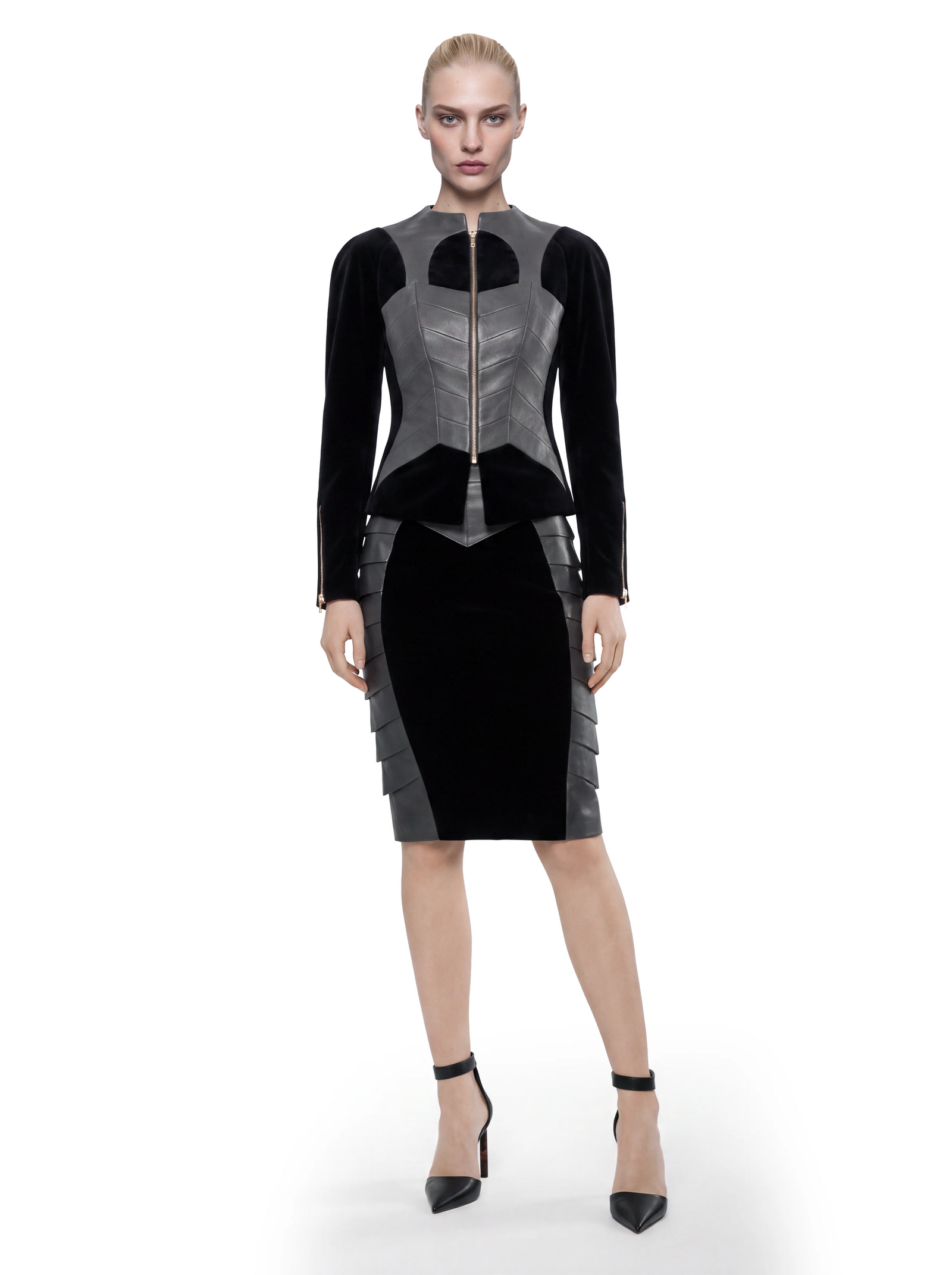 Model trägt eine schwarze Designer Lederjacke von Stefan Eckert aus Samt und Lammleder mit corsagenartigen Lederdetails und goldfarbenen Reißverschlüssen.