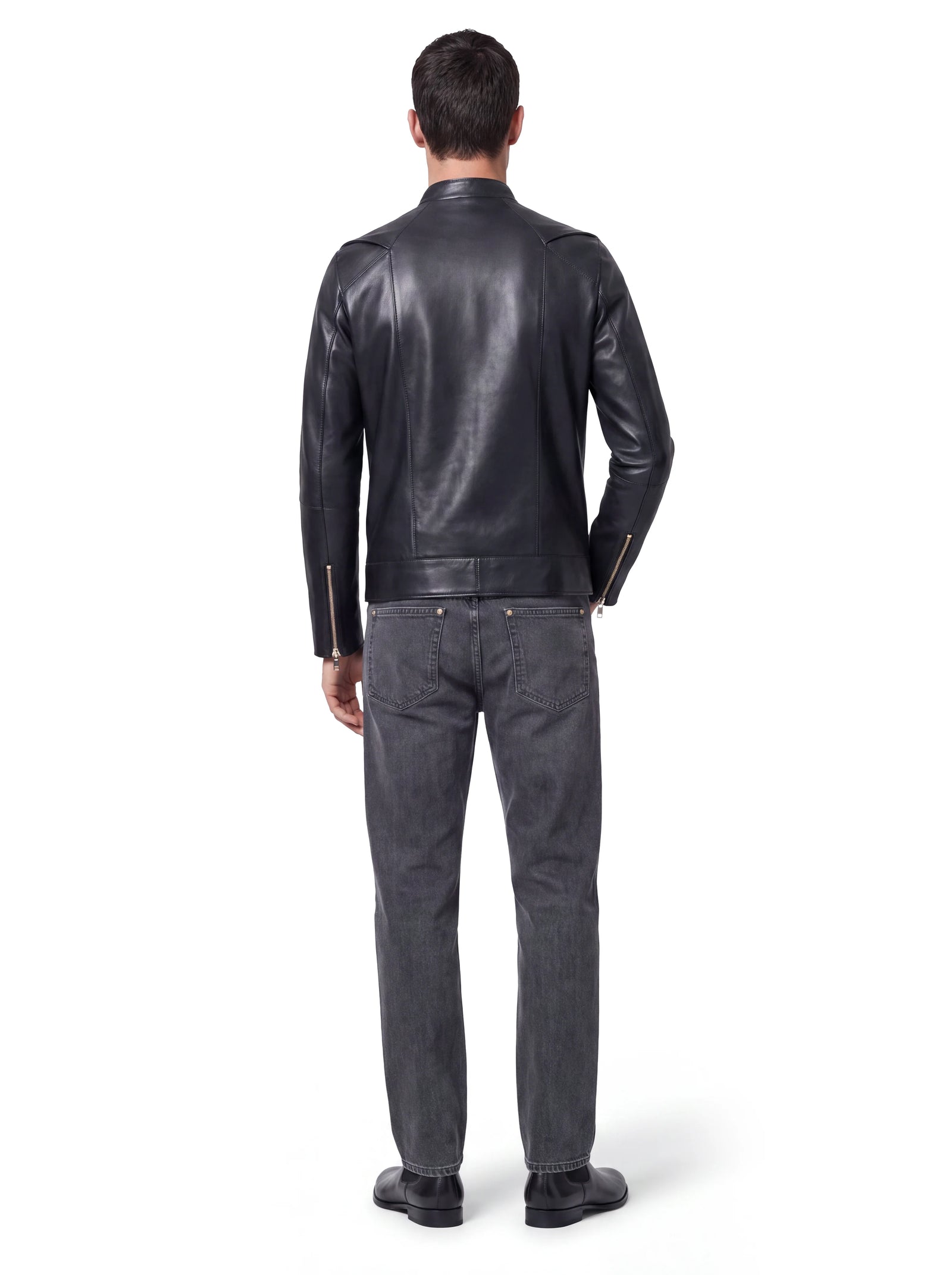 Luxus Designer Lederjacke für Herren aus schwarzem Lammleder mit markanter Raglan-Schnittführung, cleanem Rücken und goldfarbenen Reißverschlussdetails an den Ärmeln.