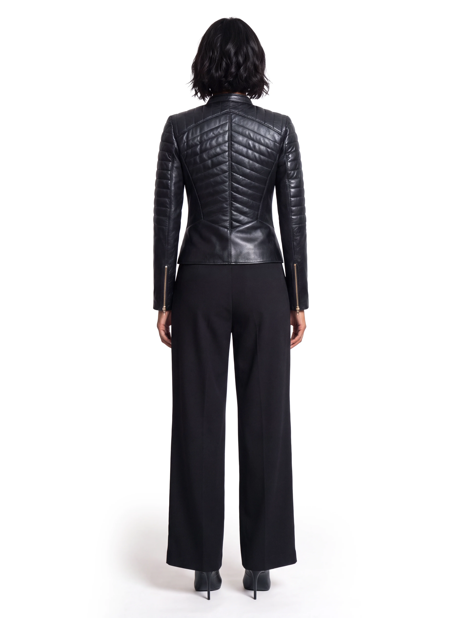 Luxus Designer Lederjacke für Damen aus schwarzem Lammleder mit figurbetonter Silhouette, aufwendig gesteppten Partien an Rücken und Ärmeln sowie goldfarbenen Reißverschlussdetails an den Ärmelabschlüssen.