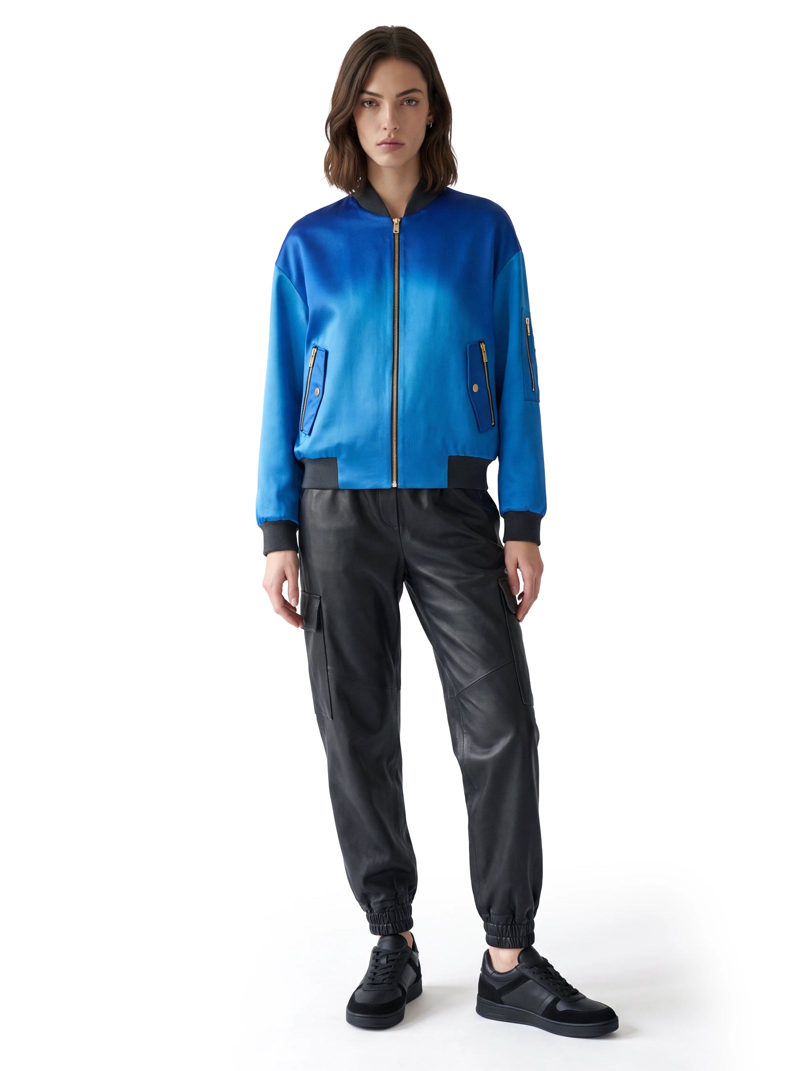 Schwarze Luxus Designer Lederhose im Cargo-Stil mit lässiger Passform und schmal zulaufendem Bein. Großzügige seitliche Cargotaschen, markante Teilungsnähte und elastische Beinabschlüsse verleihen der Hose einen modernen, sportlich-urbanen Charakter.