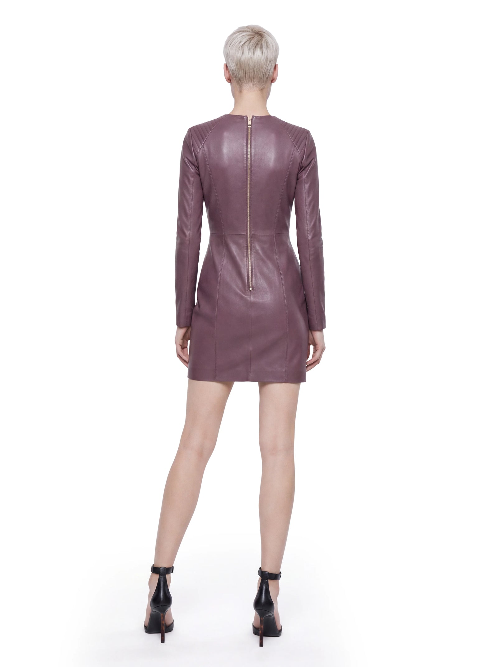 Luxus Designer Minikleid für Damen aus hochwertigem Stretch-Lammleder in Aubergine mit körpernaher Passform, abgesteppten Schulterpartien und einem markanten goldfarbenen Reißverschluss entlang der Rückseite.
