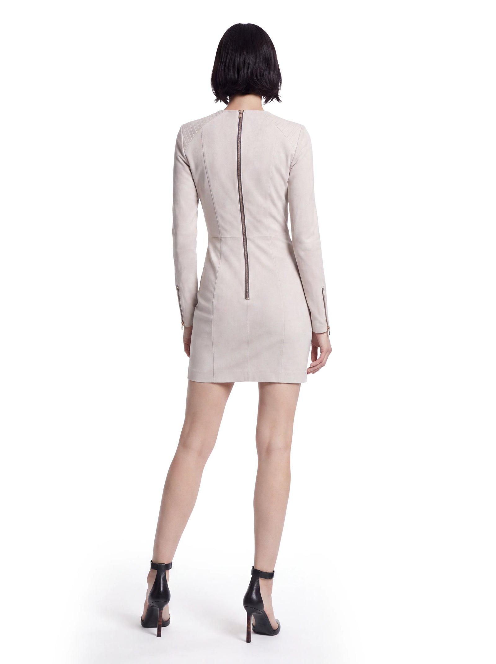 Designer Kleid für Damen aus hellem Veloursleder mit schmaler Passform, feinen Schultersteppungen sowie dekorativen Reißverschlüssen am Rücken und an den Ärmeln für einen modernen Luxus-Look.