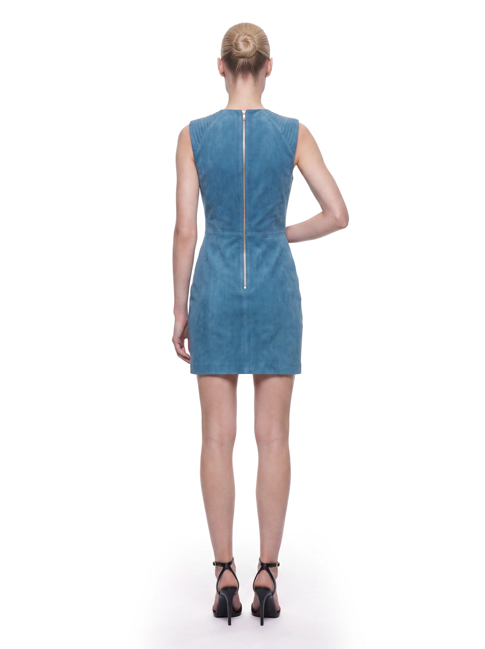 Blaues Luxus Designer Minikleid aus Veloursleder in der Rückansicht mit körpernaher, taillierter Silhouette. Ein langer, goldfarbener Rückenreißverschluss und feine Steppdetails an den Schultern setzen markante Akzente.