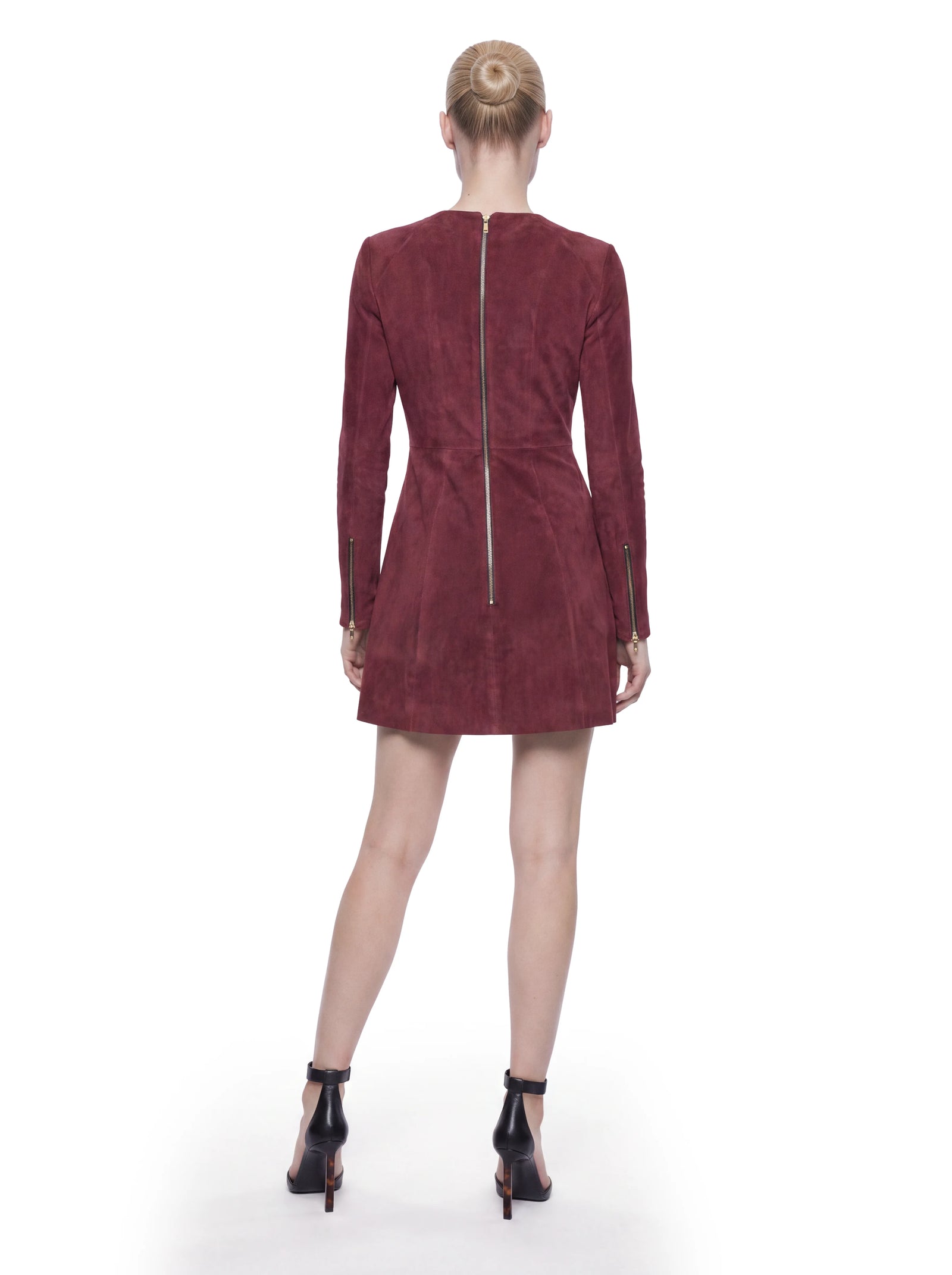 Designer Kleid für Damen aus edlem Velours-Lammleder in Bordeaux mit taillierter Silhouette, ausgestelltem Rockteil und markantem rückseitigem Reißverschluss für einen eleganten Luxus-Look.