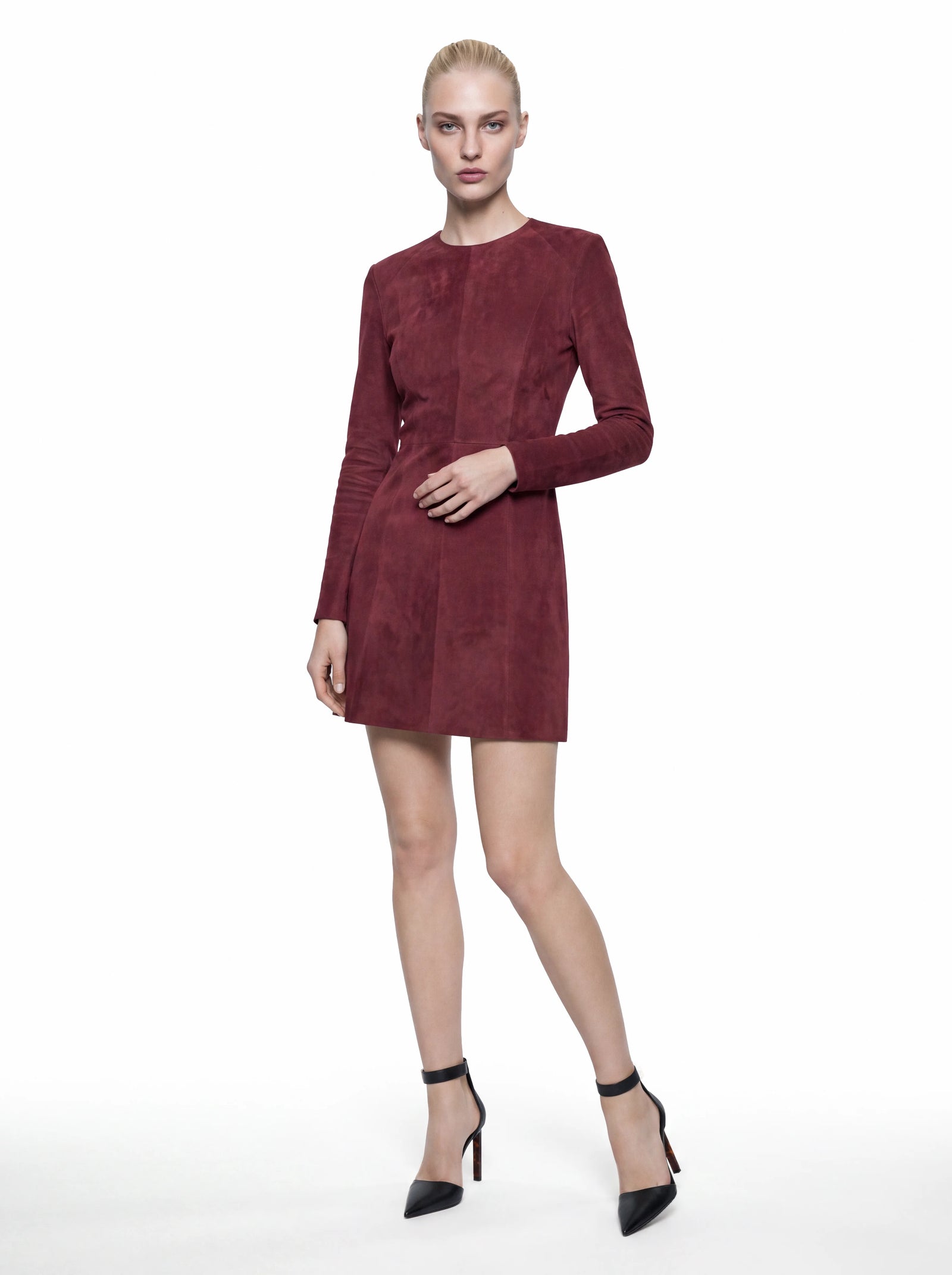 Luxus Designer Kleid für Damen aus weichem Velours-Lammleder in Bordeaux mit taillierter Passform und leicht ausgestelltem Rockteil für eine feminine Silhouette.