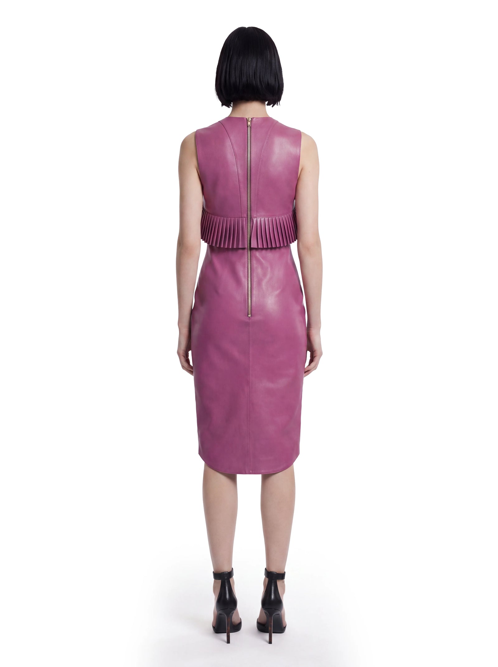 Luxus Designer Kleid für Damen aus feinem Lammleder in Pink mit schmaler Passform, raffiniertem Plissee-Besatz und langem Reißverschluss auf der Rückseite.