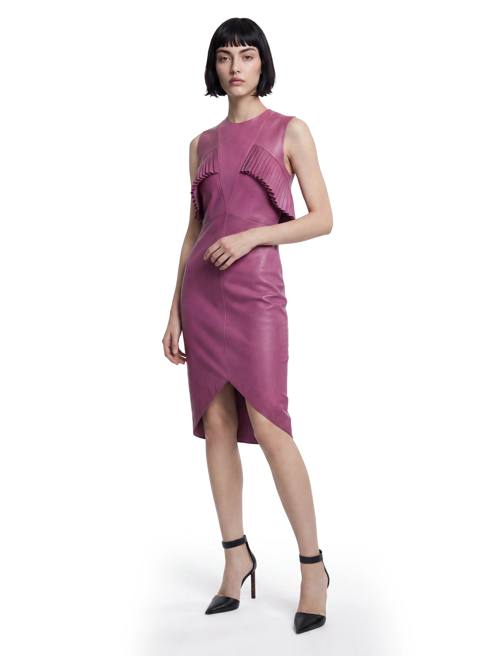 Luxus Designer Kleid für Damen aus hochwertigem Lammleder in Pink mit körpernaher Silhouette, markanten Plissee-Volants und asymmetrisch überlappendem Saum.