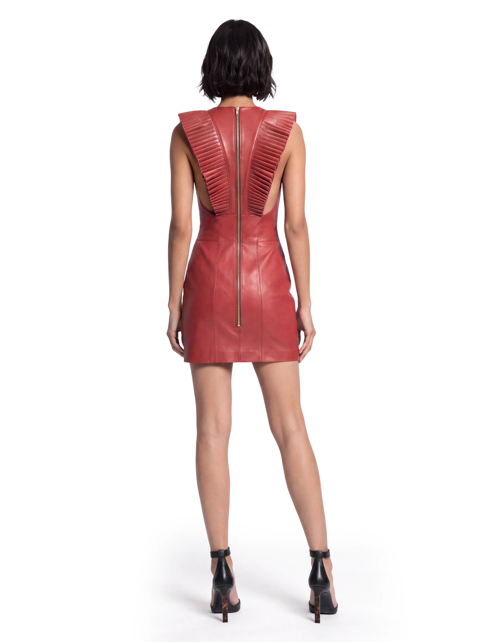 Rotes Luxus Designer Lederkleid für Damen aus feinem Lammleder mit figurbetonter Silhouette, auffälligen Plissee-Schulterdetails und durchgehendem Reißverschluss am Rücken.