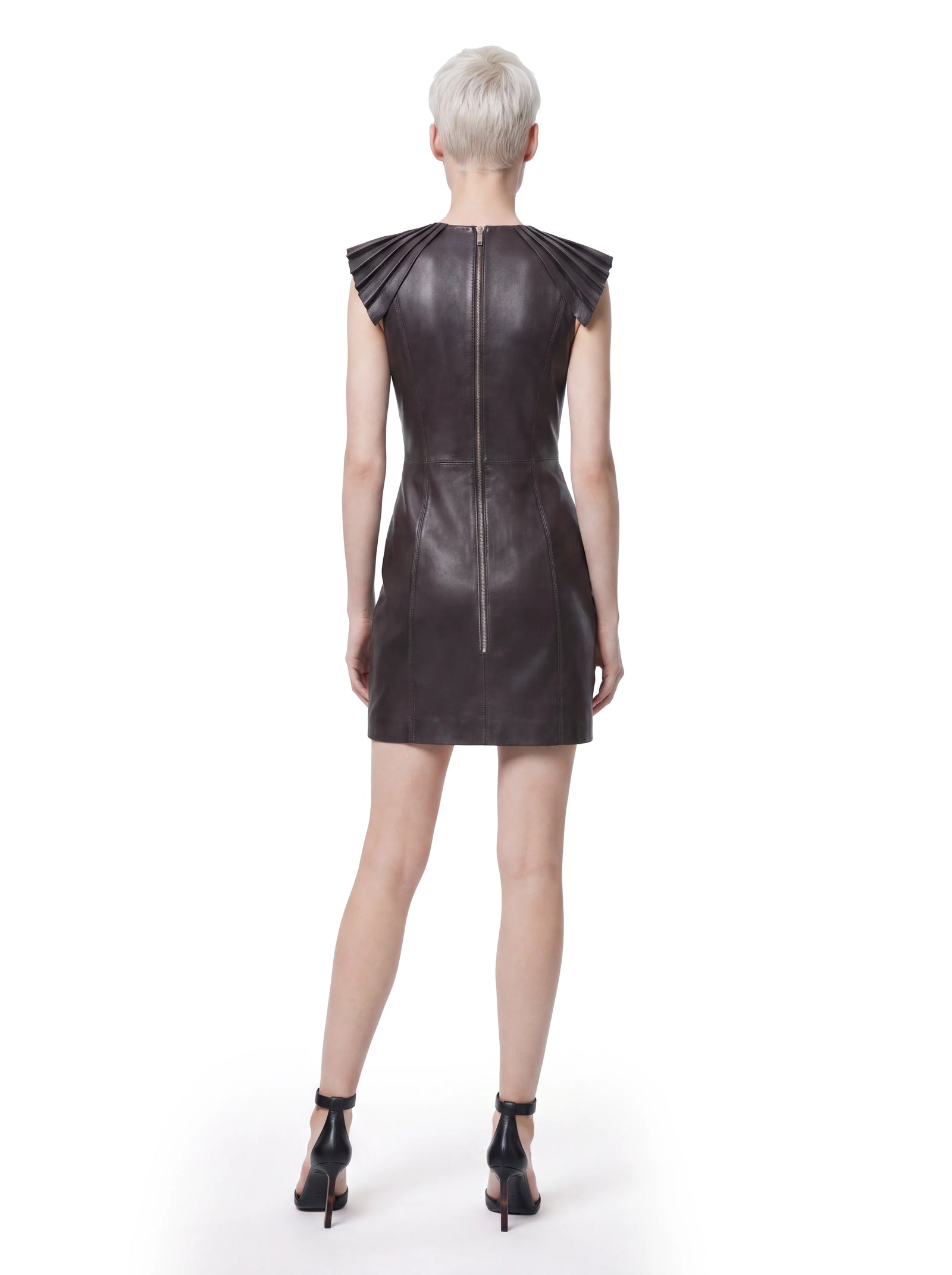 Designer Kleid für Damen aus edlem Lammleder mit körpernaher Passform, charakteristischen Plissee-Schultern und rückseitigem Reißverschluss für einen modernen Luxus-Look.