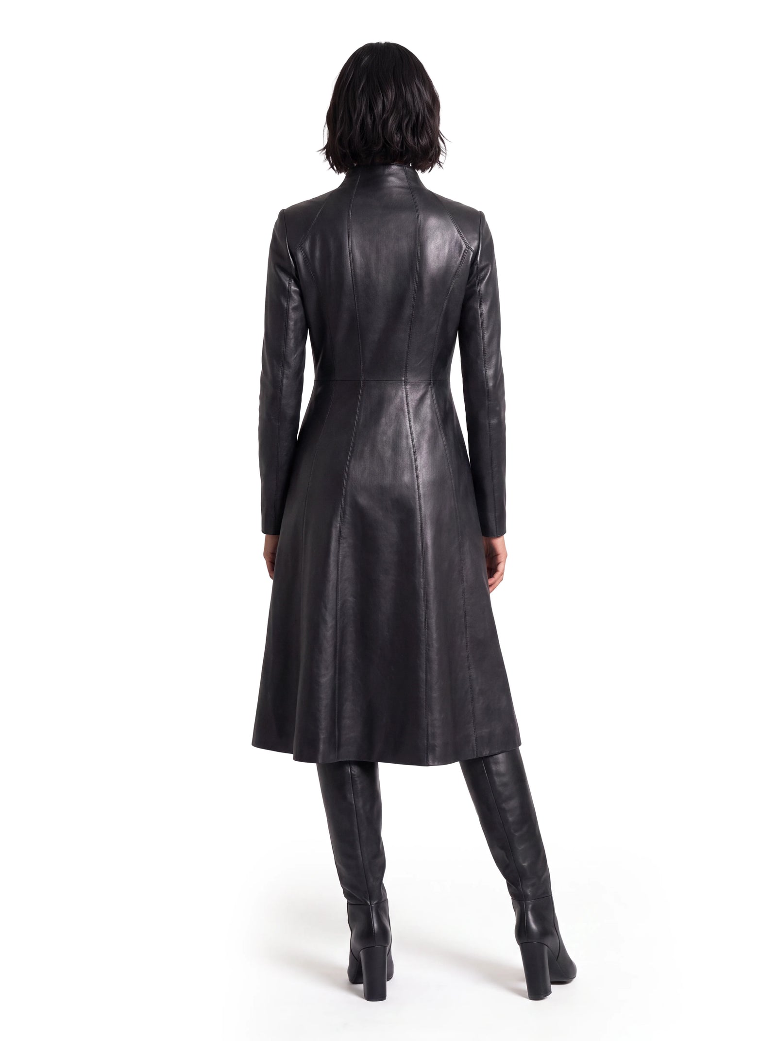 Luxus Designer Ledermantel für Damen aus schwarzem Lammleder mit figurbetonter Taille, ausgestellter Silhouette und markanten Teilungsnähten für eine elegante Formgebung.