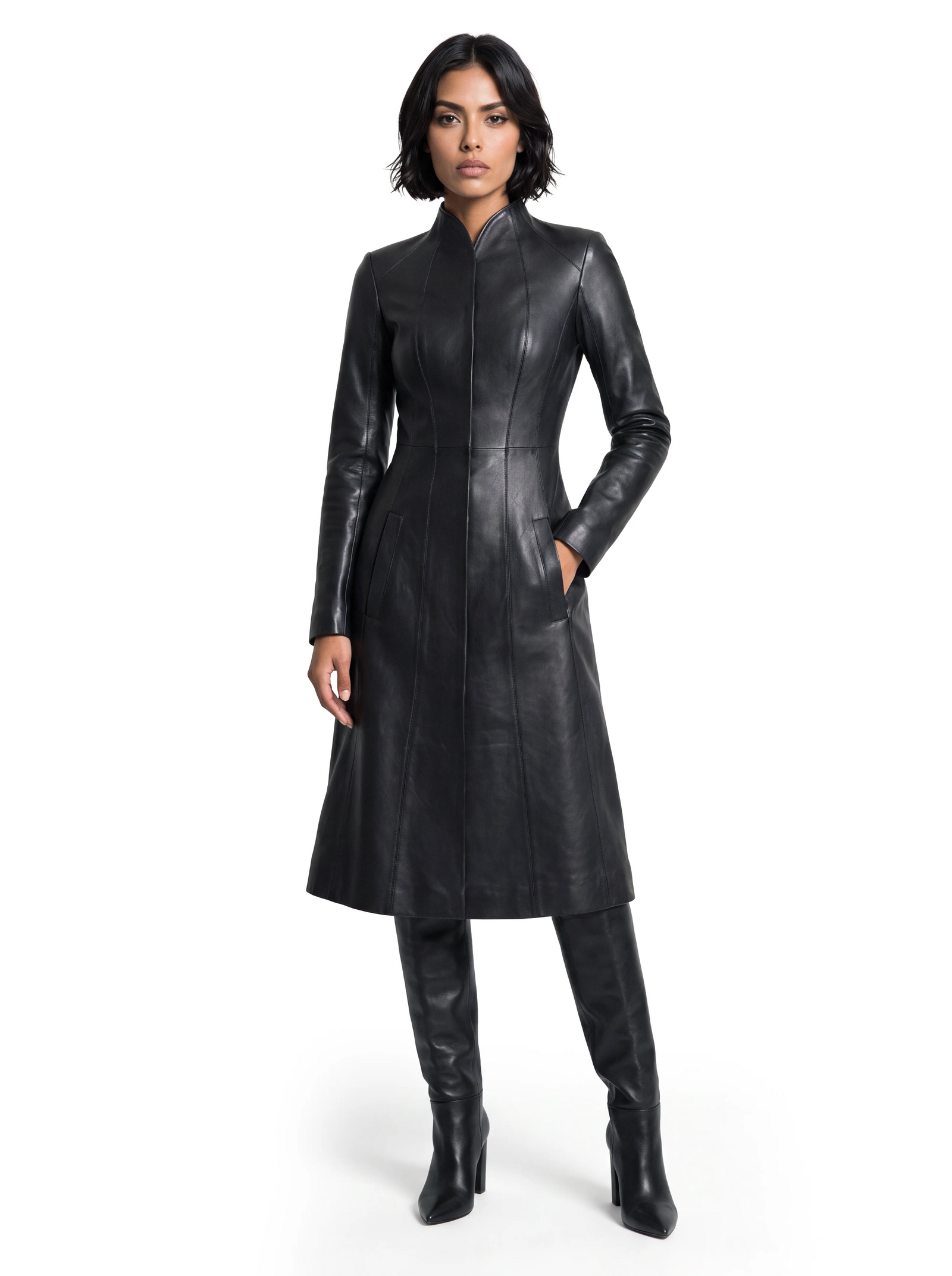 Luxus Designer Ledermantel für Damen aus hochwertigem schwarzem Lammleder mit taillierter Silhouette, angeschnittenem Stehkragen und eleganten Eingrifftaschen.
