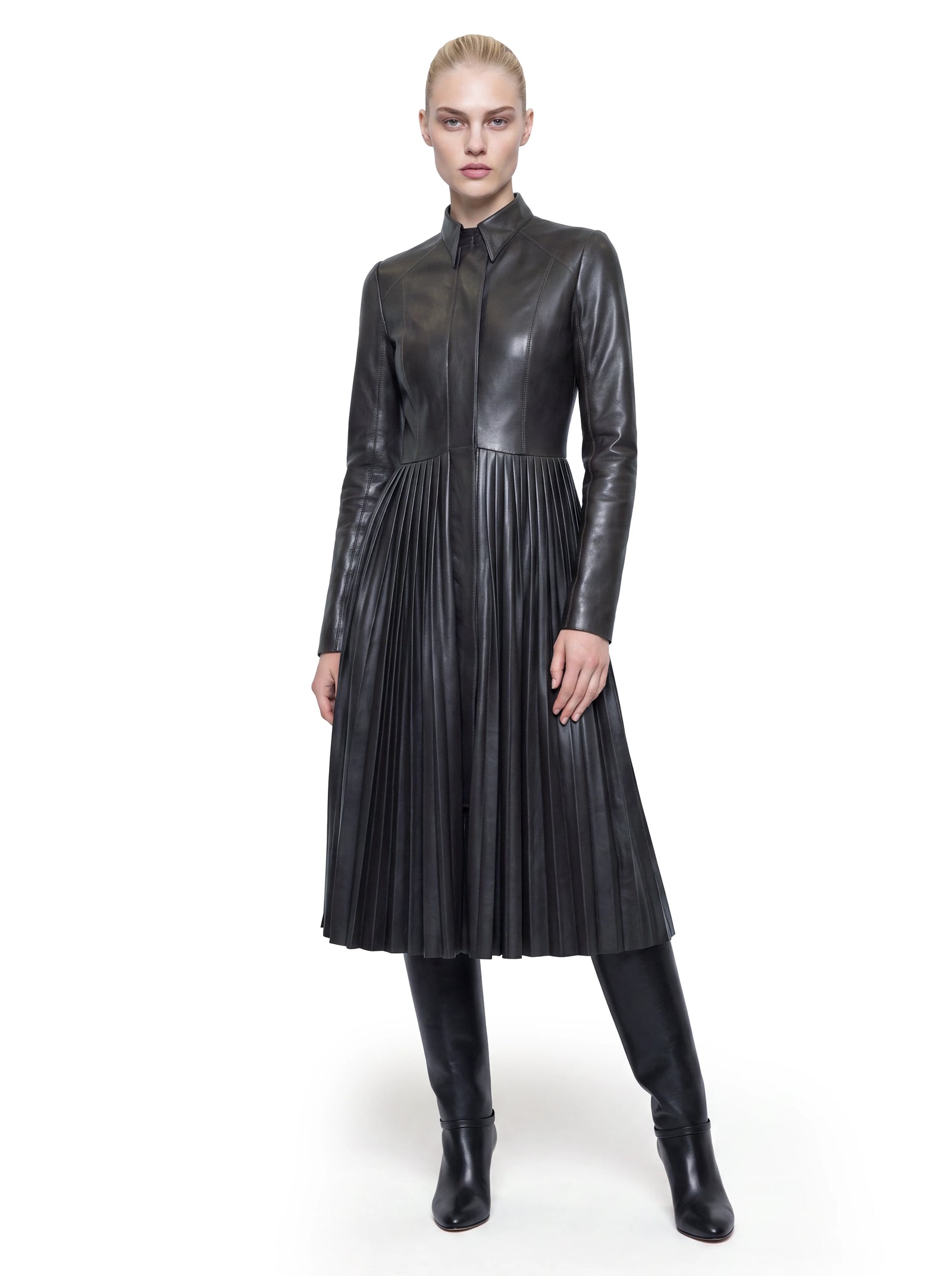 Luxus Designer Ledermantel für Damen aus schwarzem Lammleder mit taillierter Passform, klassischem Hemdkragen und aufwendig gearbeiteten Plisseefalten im ausgestellten Rockteil.