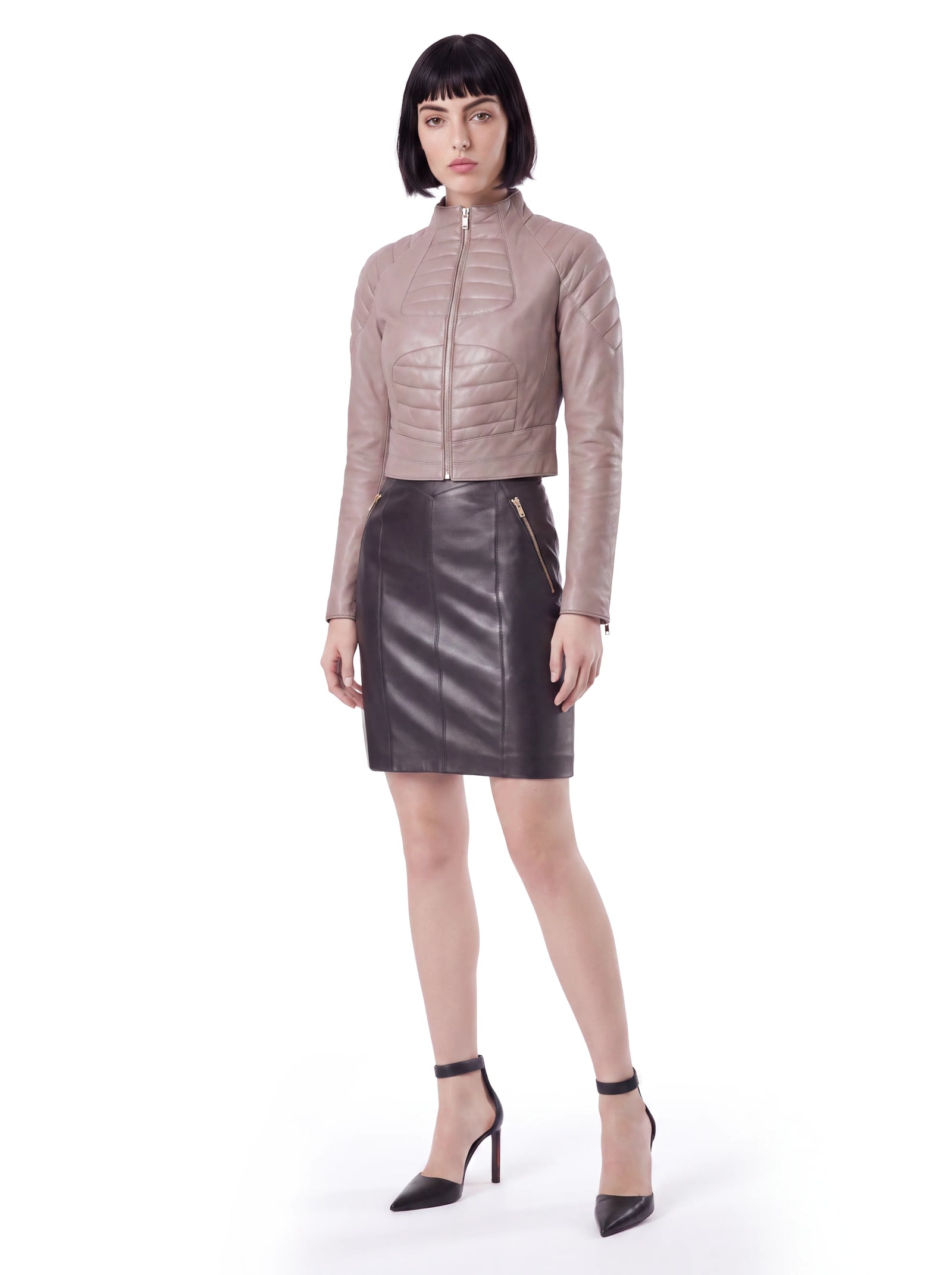 Luxus Designer Damen-Lederrock aus hochwertigem Stretch-Lammleder in Dunkelbraun mit figurbetonter Silhouette, vertikalen Teilungsnähten und eleganten Reißverschlusstaschen.