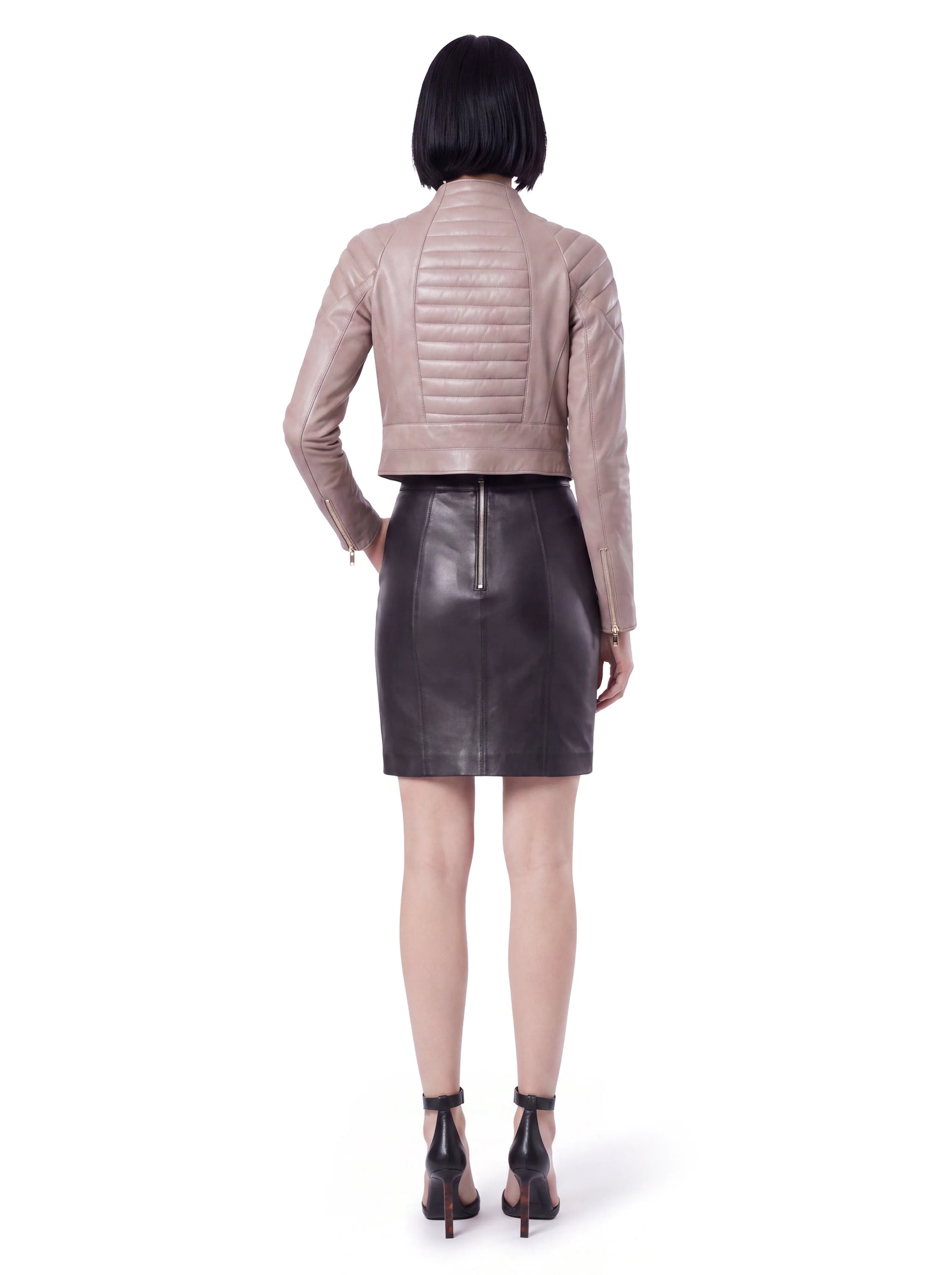 Luxus Designer Damenrock aus hochwertigem Stretch-Lammleder in Dunkelbraun mit femininer, körpernaher Silhouette, klarer Linienführung und rückseitigem Reißverschluss.
