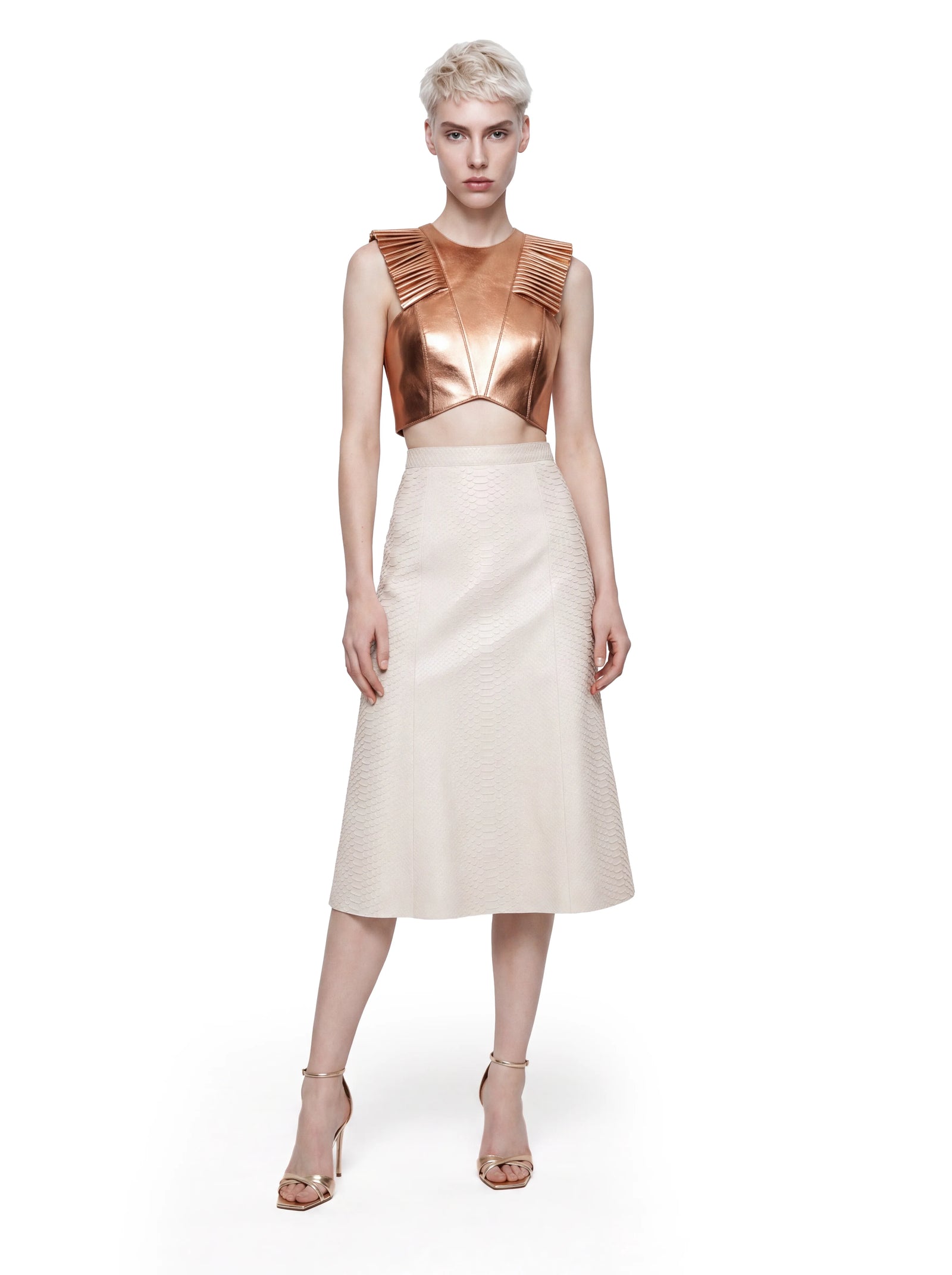 Luxus Designer Crop-Top für Damen in Metallic-Gold mit markanten Plissee-Schultern, körperbetonter Passform und geometrisch gearbeitetem Saum.