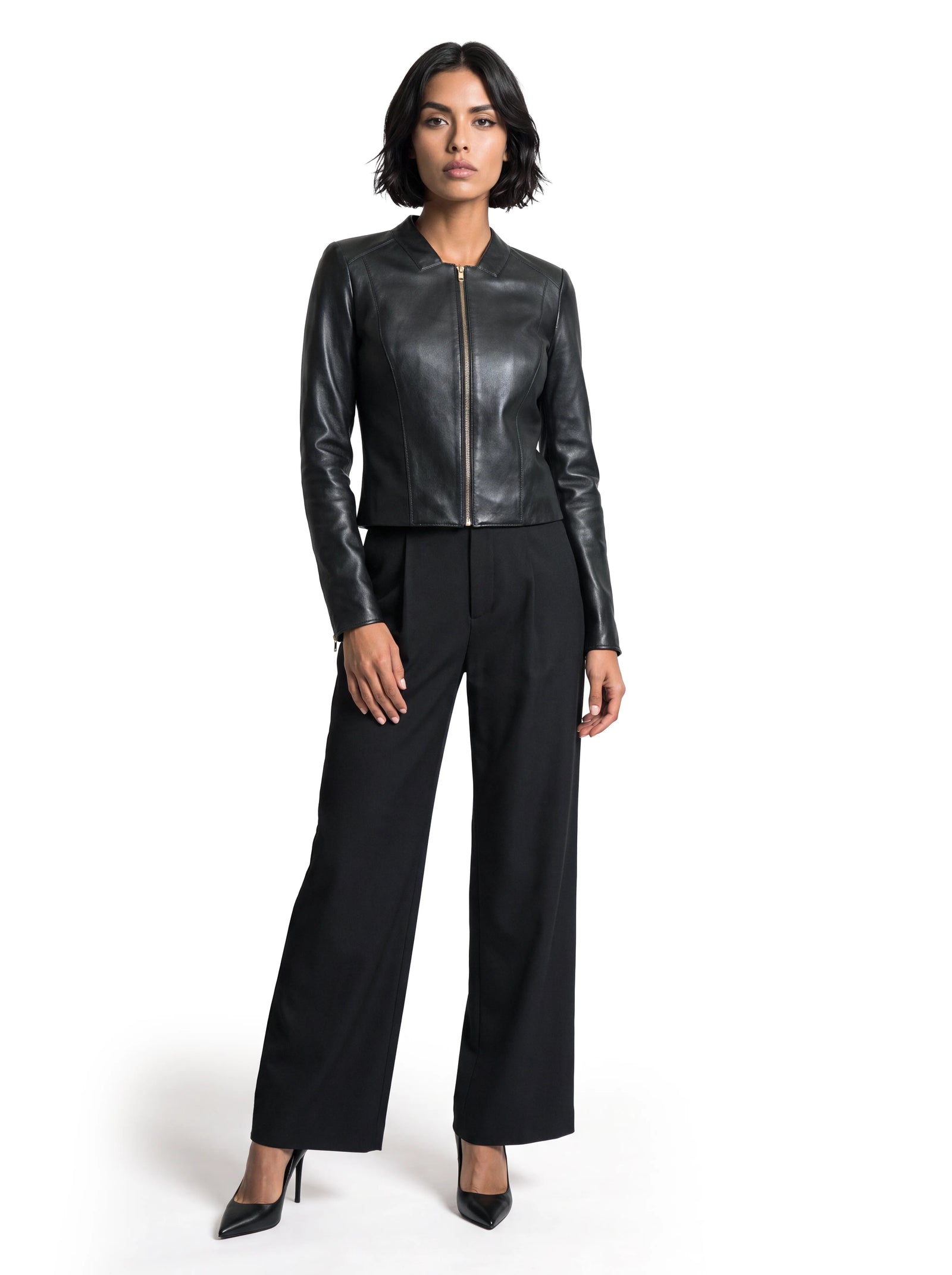 Schwarze Luxus Designer Lederjacke mit minimalistischer Linienführung, körpernaher Silhouette, rundem Ausschnitt und geradem Frontreißverschluss für einen zeitlos eleganten Look.