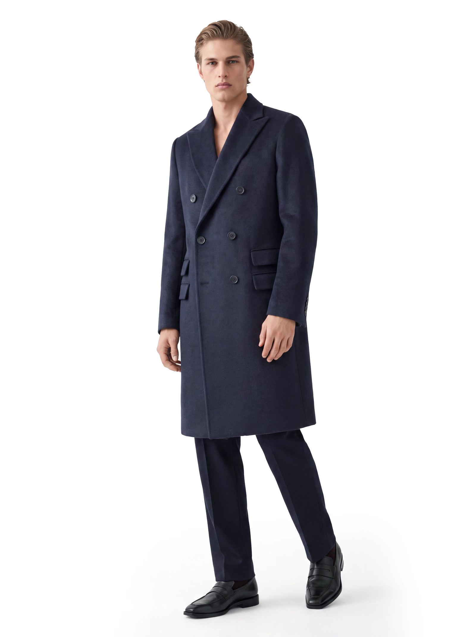 Designer Herrenmantel aus luxuriösem Double-Kaschmir mit geradliniger Silhouette und klassisch-eleganter Schnittführung.