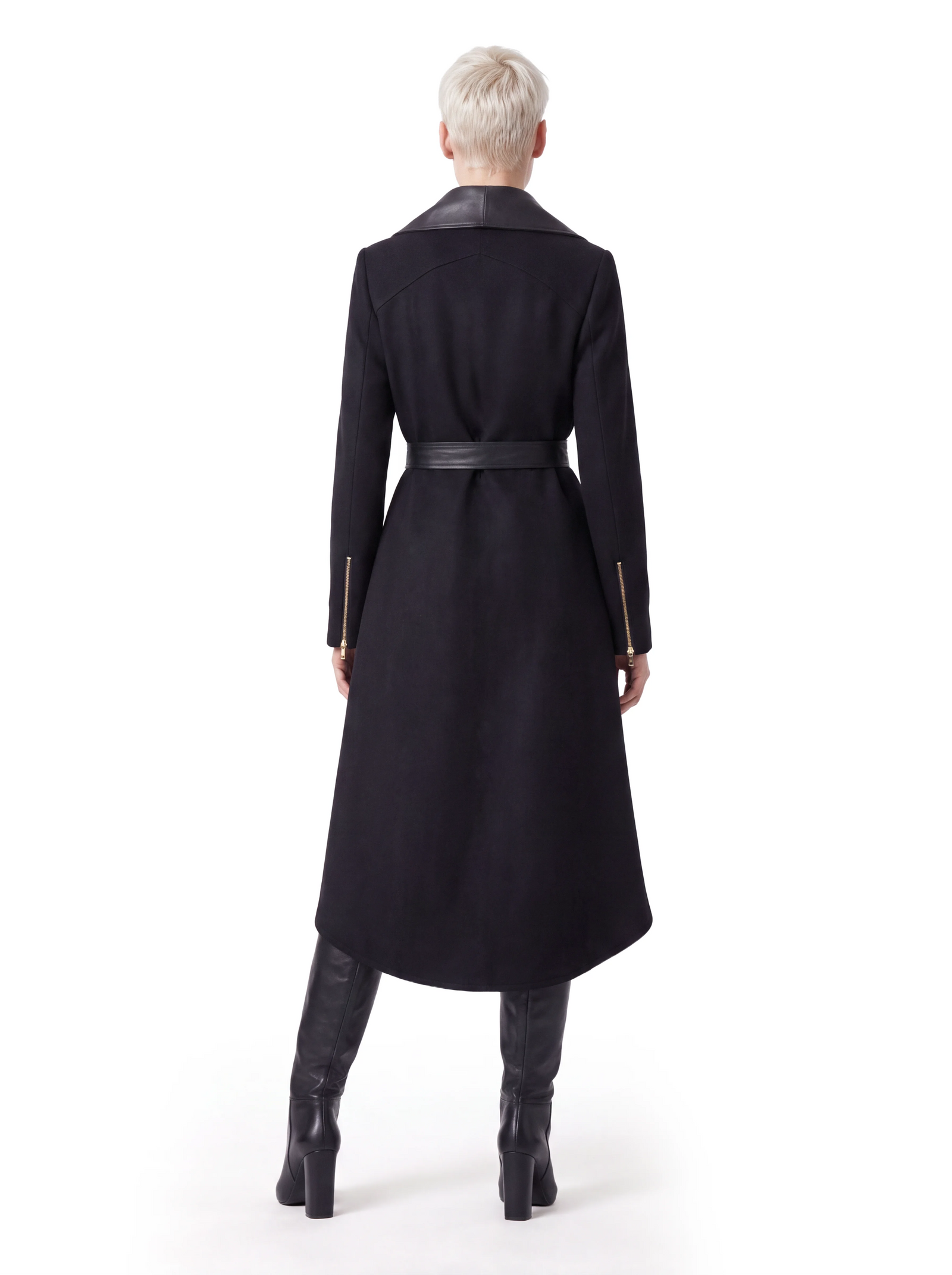 Luxus Designer Kaschmir-Mantel für Damen in Schwarz mit Lammleder-Details an Kragen und Bindegürtel sowie elegant ausgestellter Silhouette.