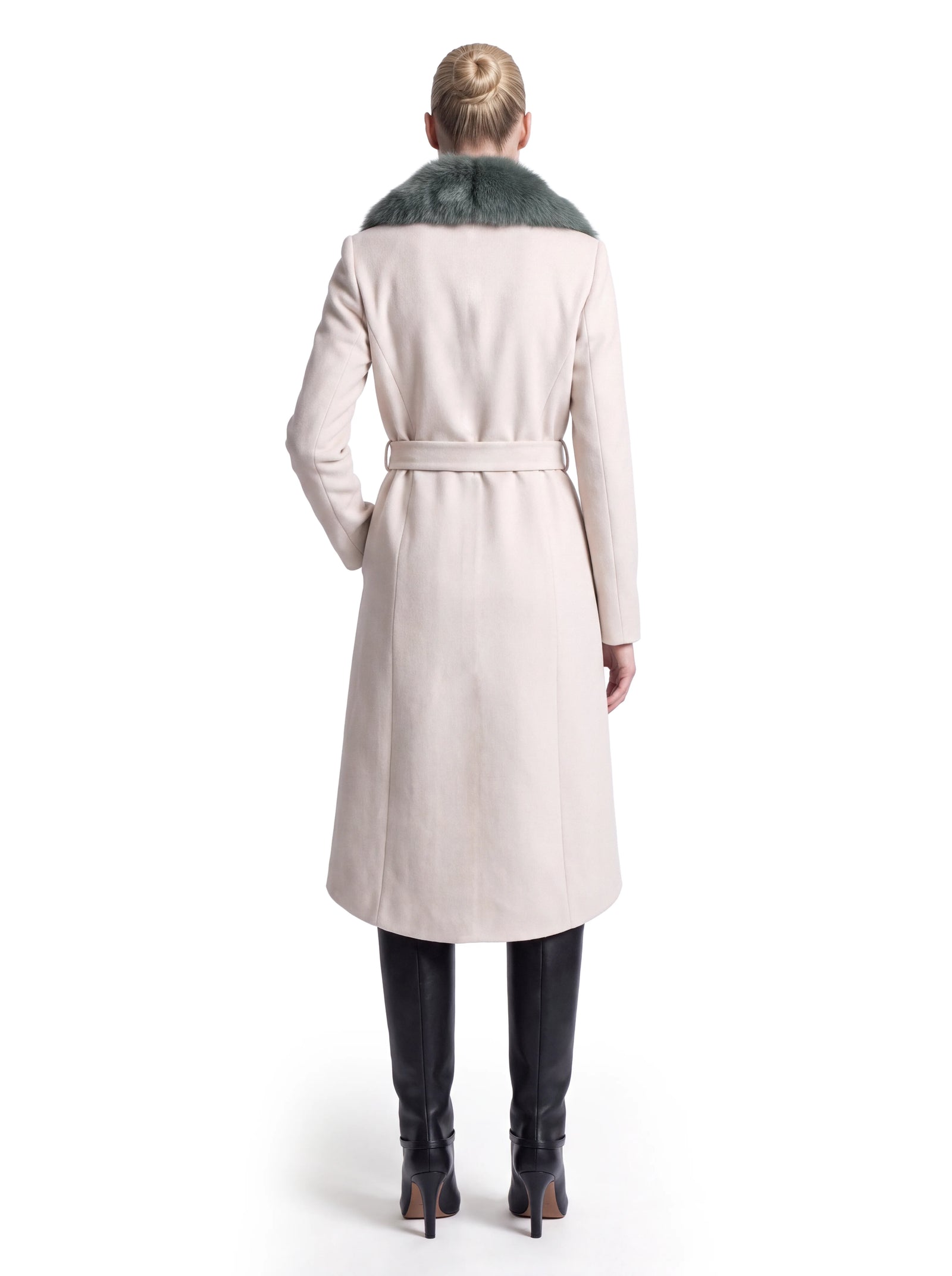 Luxus Designer Mantel für Damen aus edlem Kaschmir in hellem Beige mit markantem Lammfellkragen, taillierendem Bindegürtel und klarer, eleganter Silhouette.