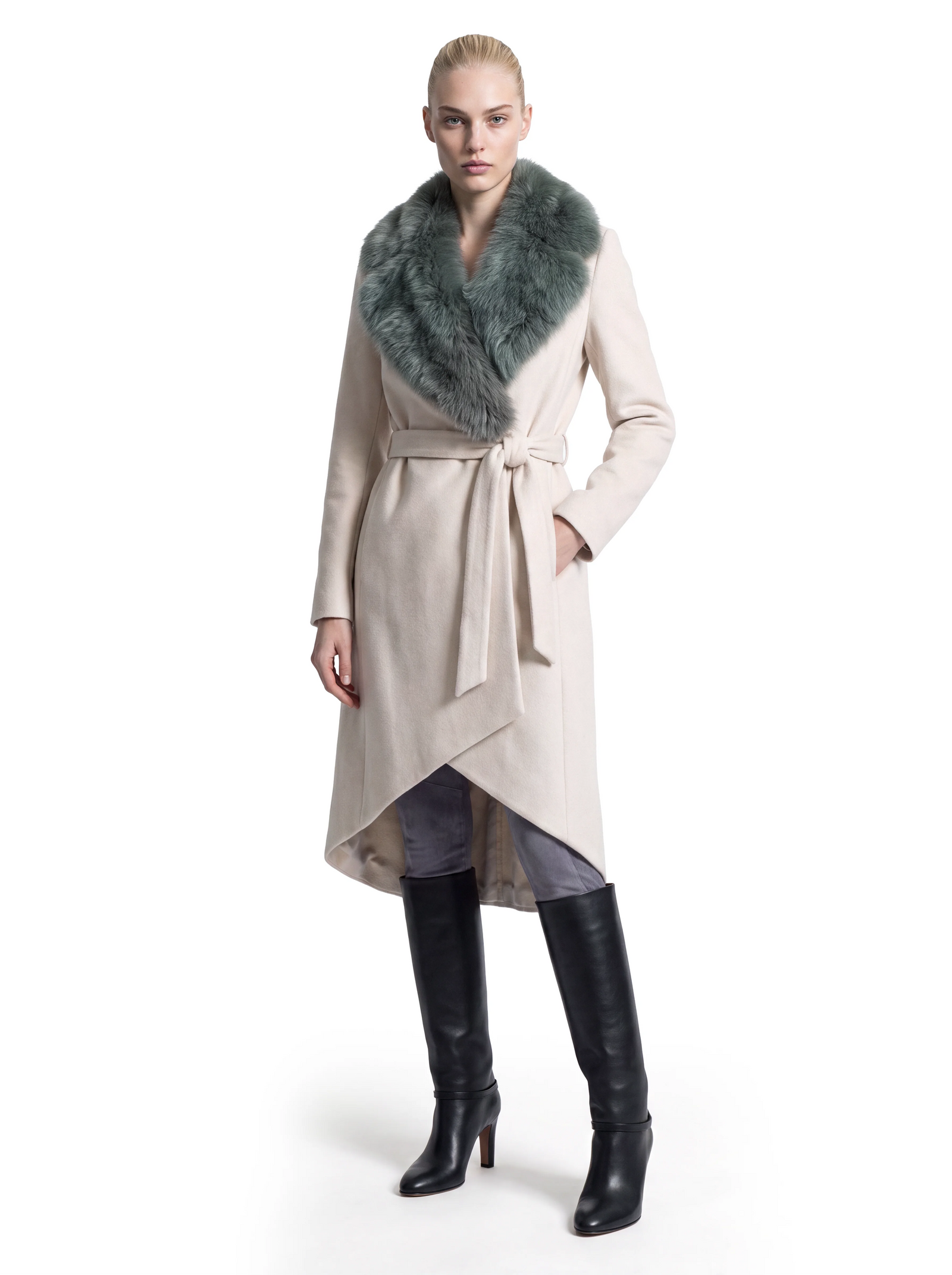 Luxus Designer Mantel für Damen aus hochwertigem Kaschmir in hellem Beige mit voluminösem Lammfellkragen, Bindegürtel in der Taille und elegant überlappender Vorderpartie.