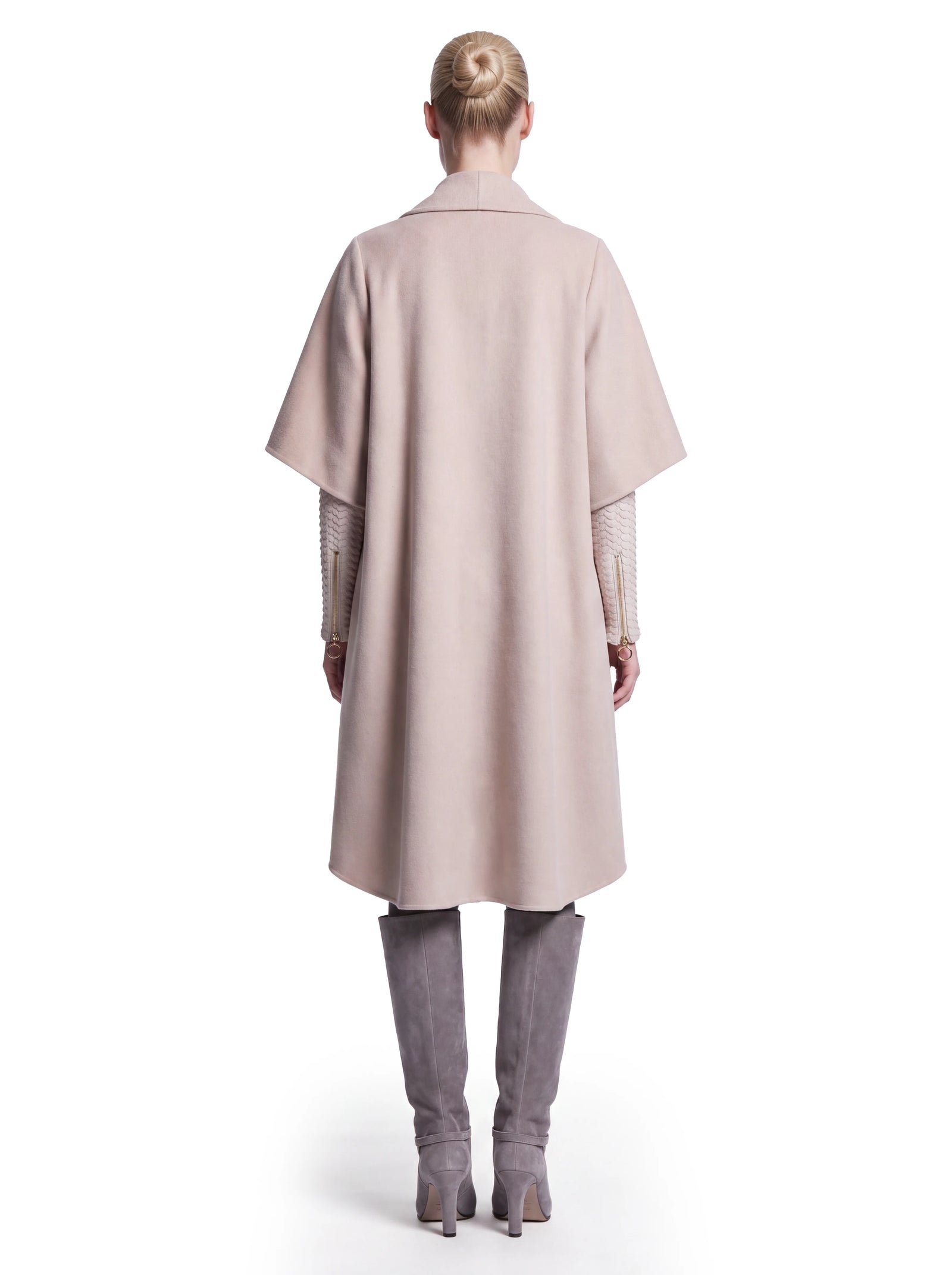 Luxus Designer Mantel für Damen aus edlem Kaschmir in hellem Beige mit großzügiger Cape-Silhouette, weiten kurzen Ärmeln und eleganten Pythonlederärmeln als kontrastierendem Detail.