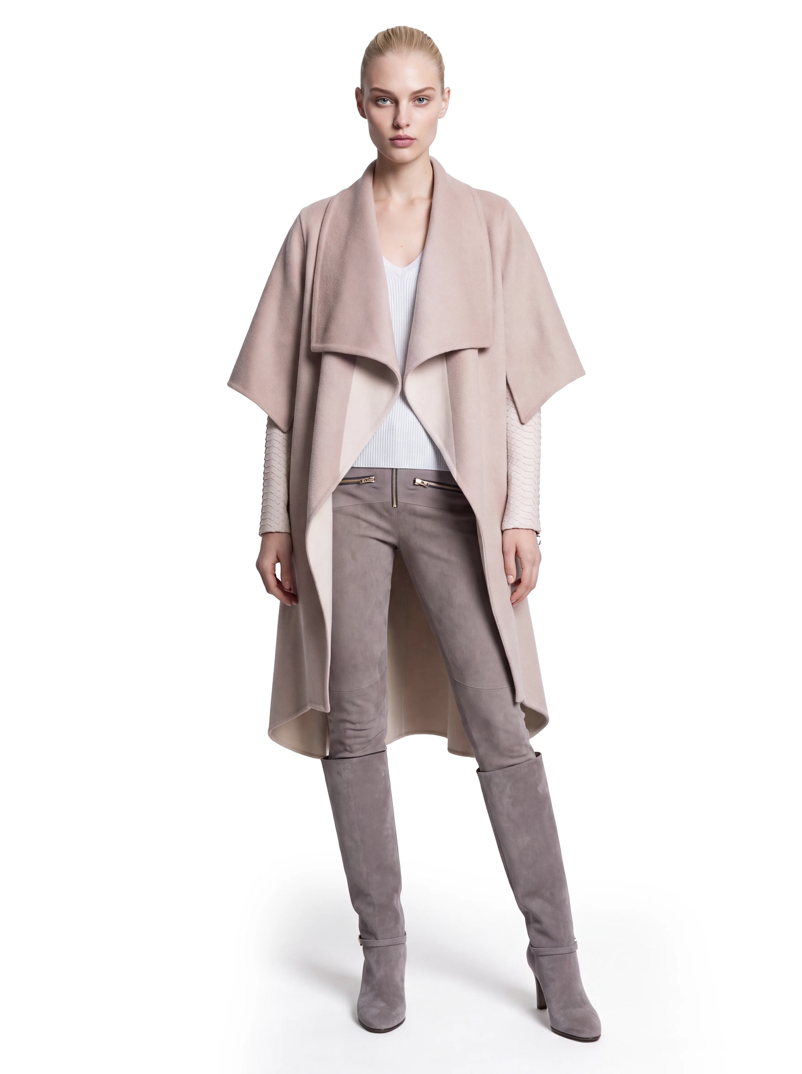Luxus Designer Mantel für Damen aus edlem Kaschmir in hellem Beige mit fließender Silhouette, kurzen Kimonoärmeln, offen fallendem Kragen und kontrastierenden Ärmeln aus Pythonleder.
