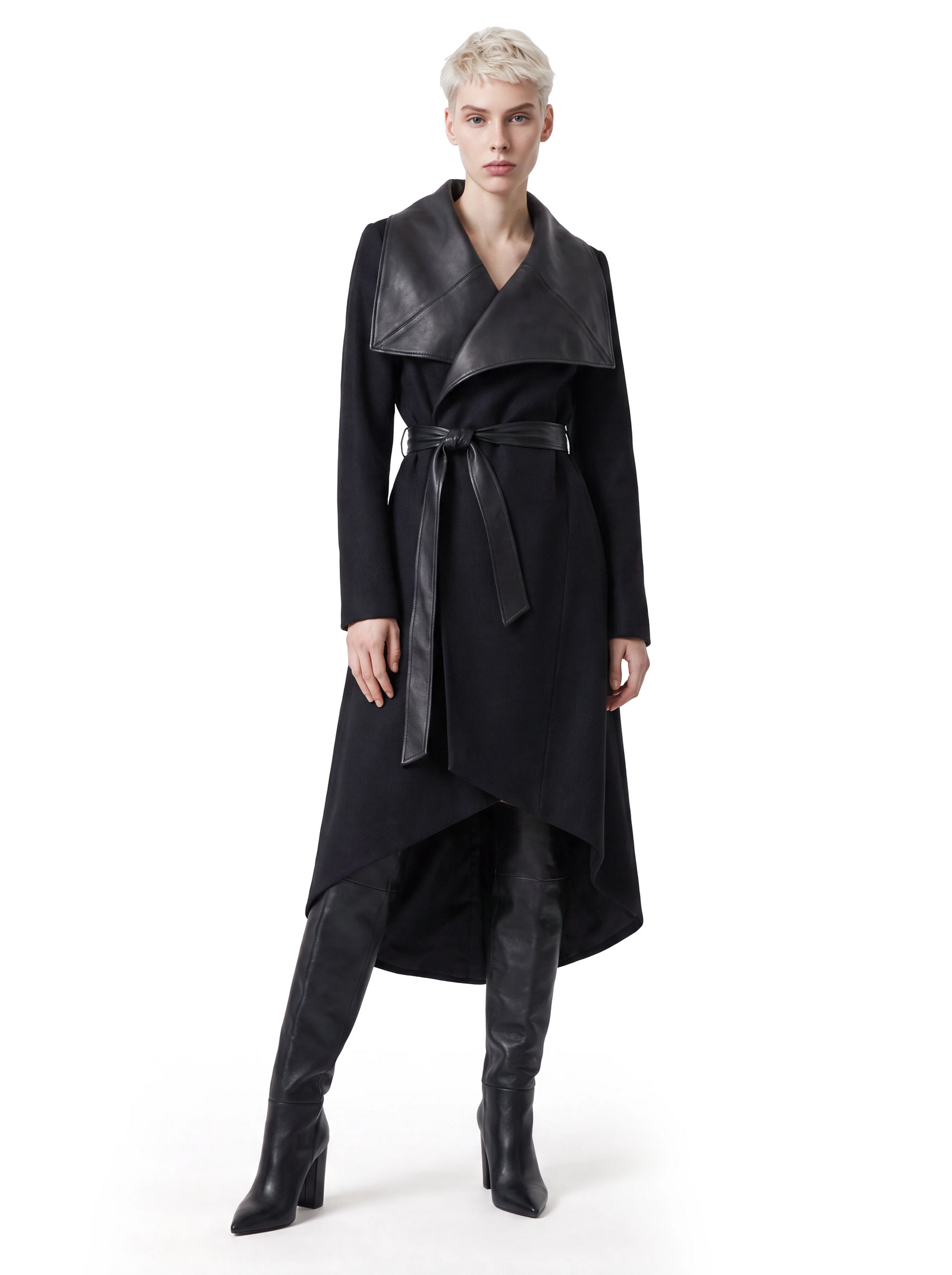 Luxus Designer Kaschmir-Mantel für Damen in Schwarz mit markantem Lammlederkragen und breitem Bindegürtel aus Lammleder für eine feminin akzentuierte Taille.
