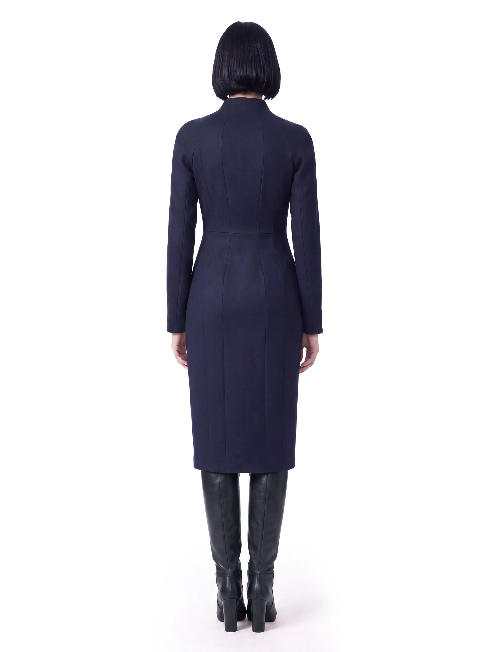 Luxus Designer Kaschmir-Mantel für Damen in Dunkelblau mit körpernaher, taillierter Passform, angeschnittenem Kragen und präzise gesetzten Teilungsnähten, die die feminine Silhouette betonen.
