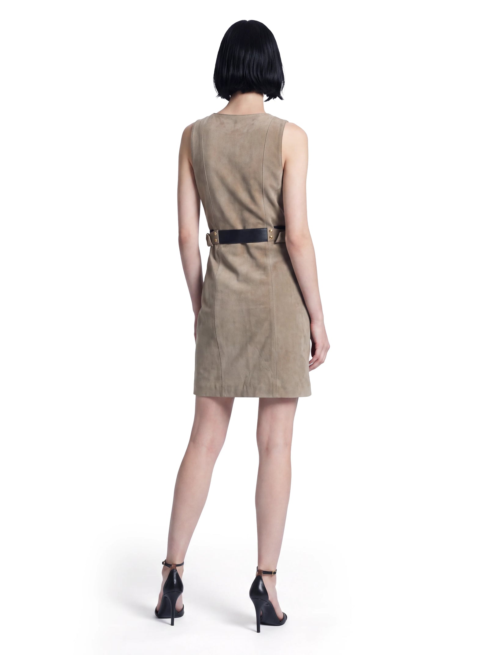 Designer Kleid für Damen aus edlem Veloursleder in Beige mit klarer, körpernaher Silhouette und kontrastierendem Ledergürtel, der die Taille akzentuiert und dem Luxus-Design einen markanten Abschluss verleiht.