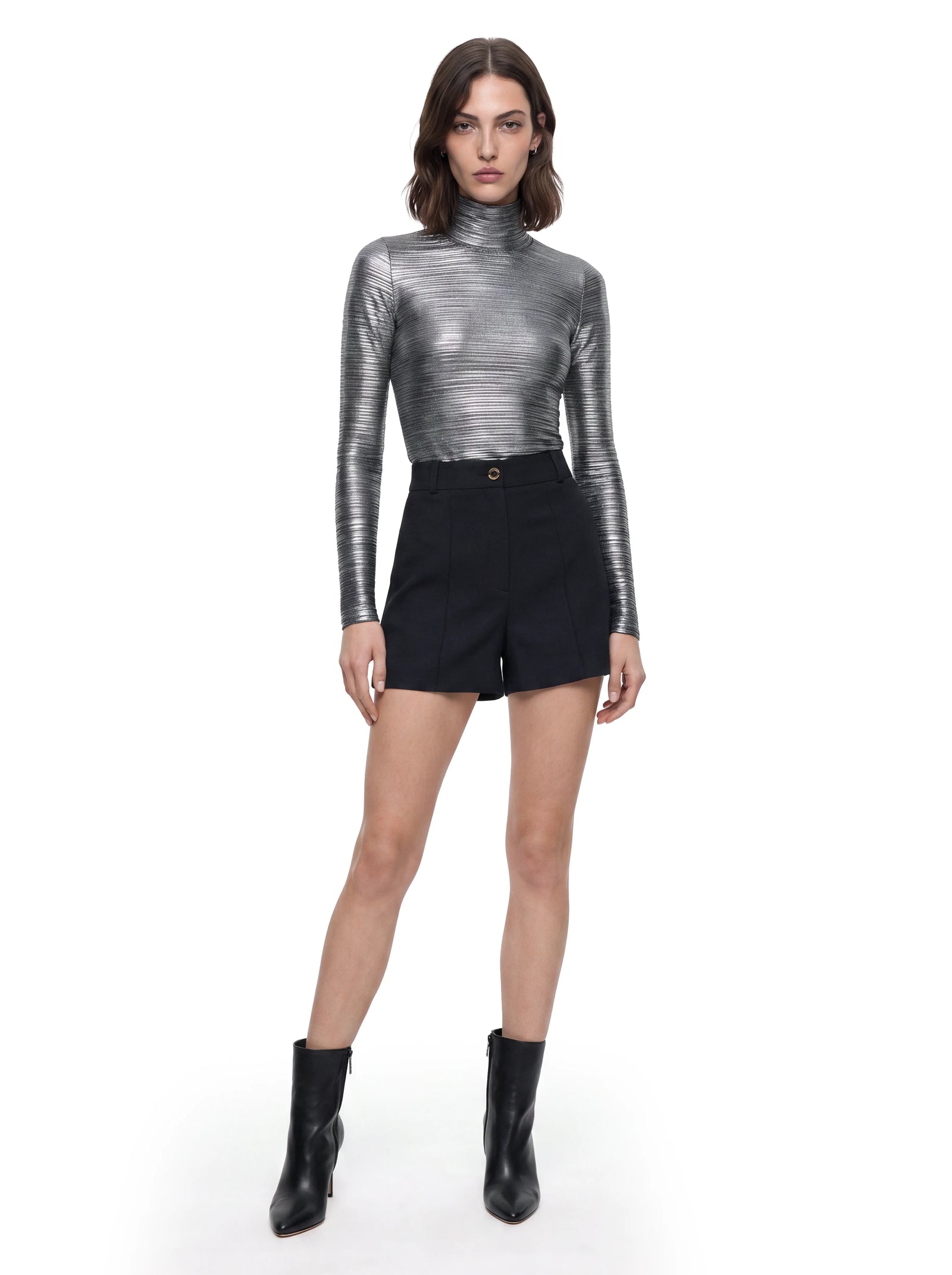 Luxus Designer Top für Damen aus glänzendem Polyacryl mit feinen Plisseefalten und körpernaher Passform für elegante Party- und Abendlooks. Vorderansicht