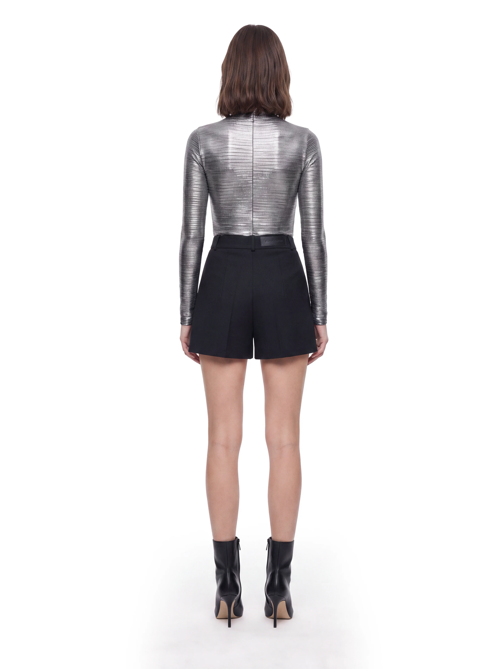 Luxus Designer Damen-Top mit glänzender Oberfläche, filigraner Plissee-Struktur und figurbetonter Silhouette für glamouröse Abendlooks. Rückansicht
