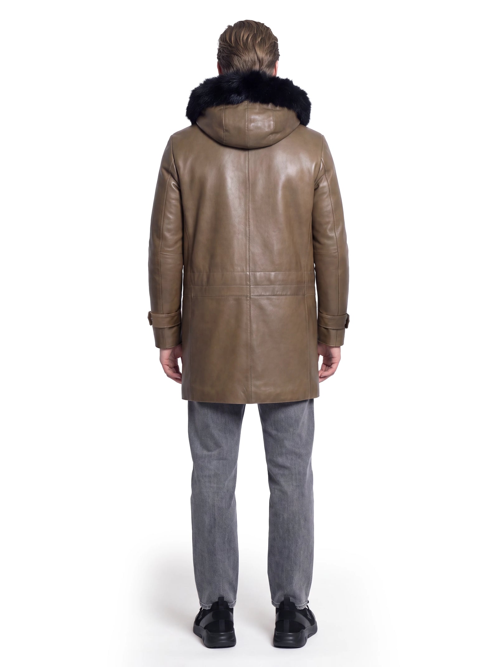 Luxus Designer Herrenparka aus braunem Leder mit klarer Linienführung, schwarzem Fellbesatz an der Kapuze und dezenter Taillennaht.